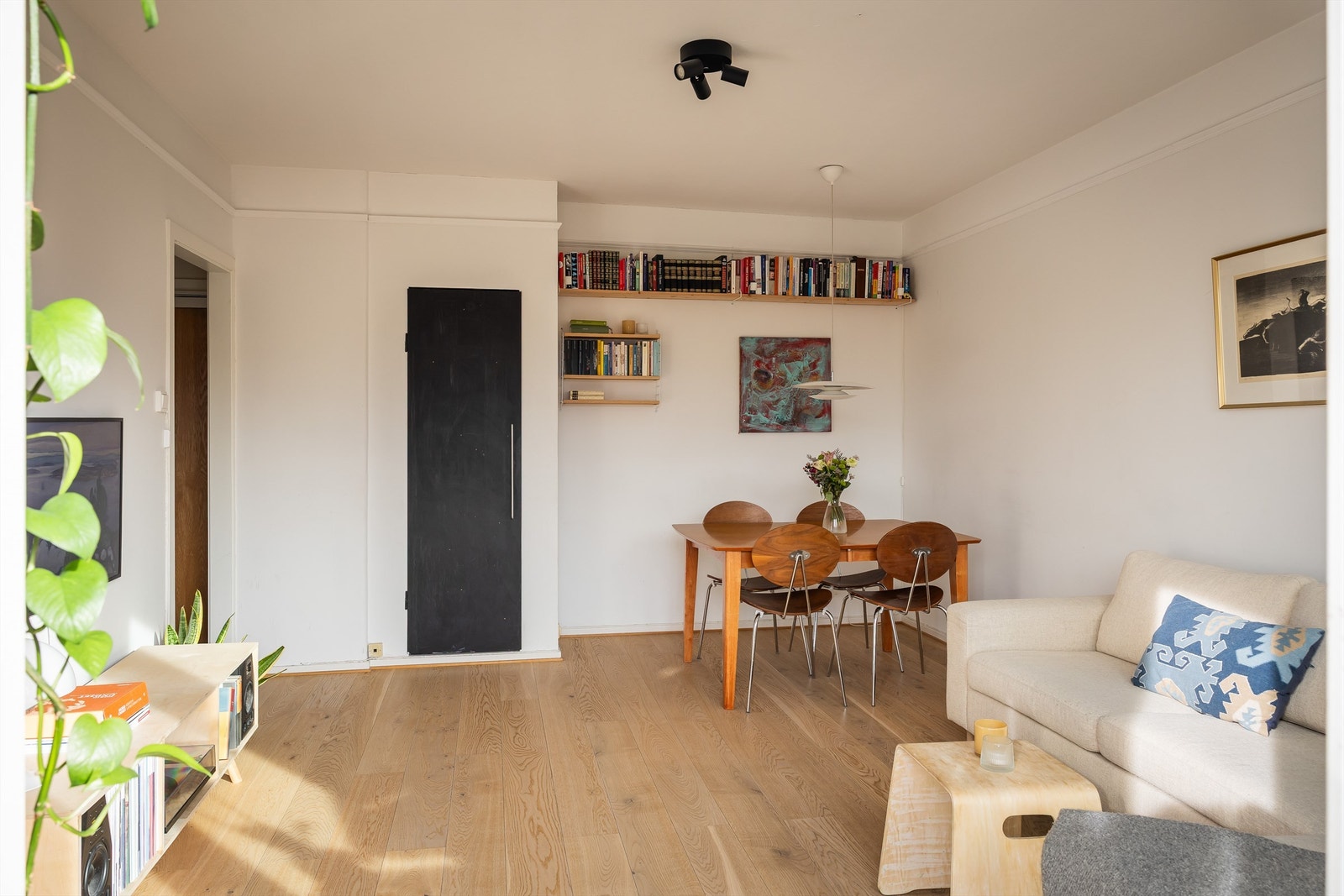 Bod i stuen til ekstra oppbevaring. Galleribilde