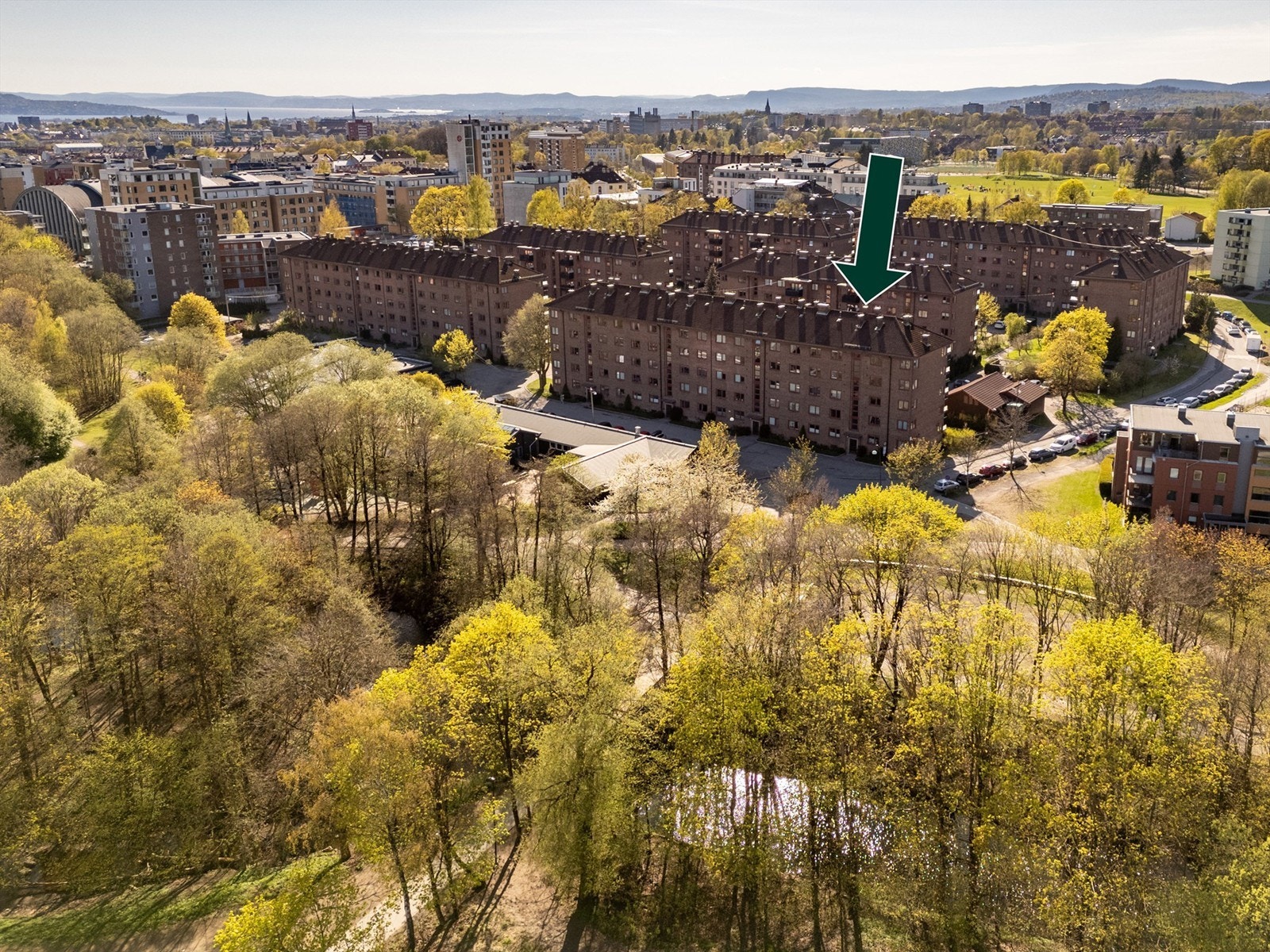 Dronebilde fra øst. Oppgangen ligger helt inntil vakre Akerselva. Galleribilde