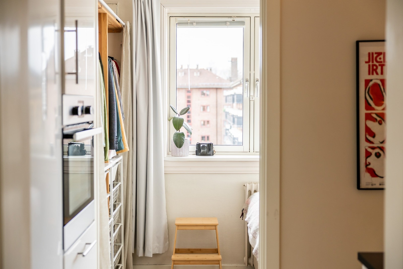 Skyvedør som skiller mellom kjøkken og soverom. Galleribilde