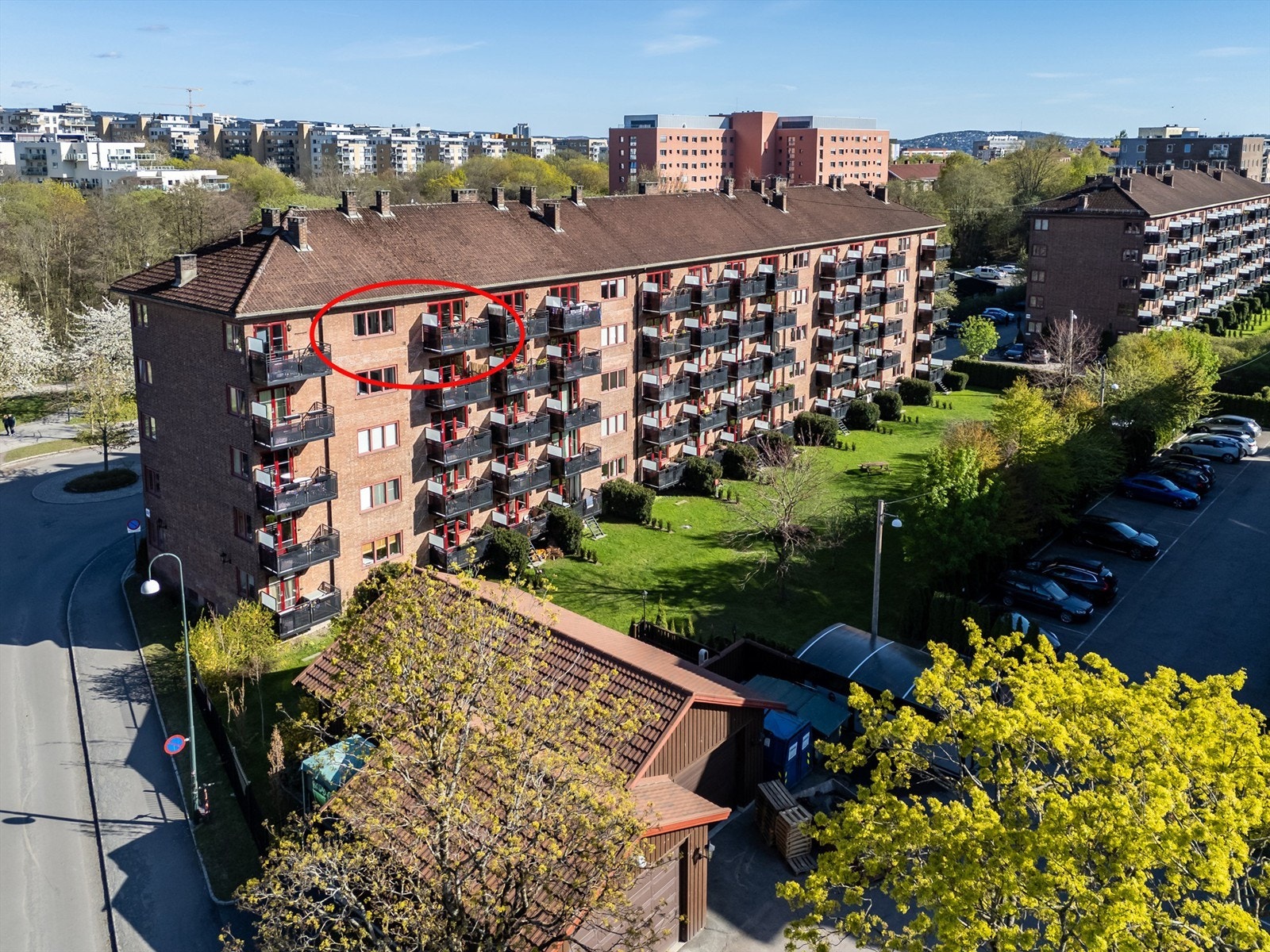 Den vestvendte leiligheten ligger fritt til og har en av de beste beliggenhetene i det veldrevne borettslaget. Galleribilde