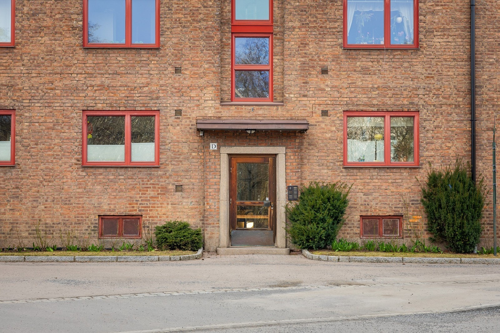 Inngang inn til trappeoppgang opp til leiligheten. Galleribilde