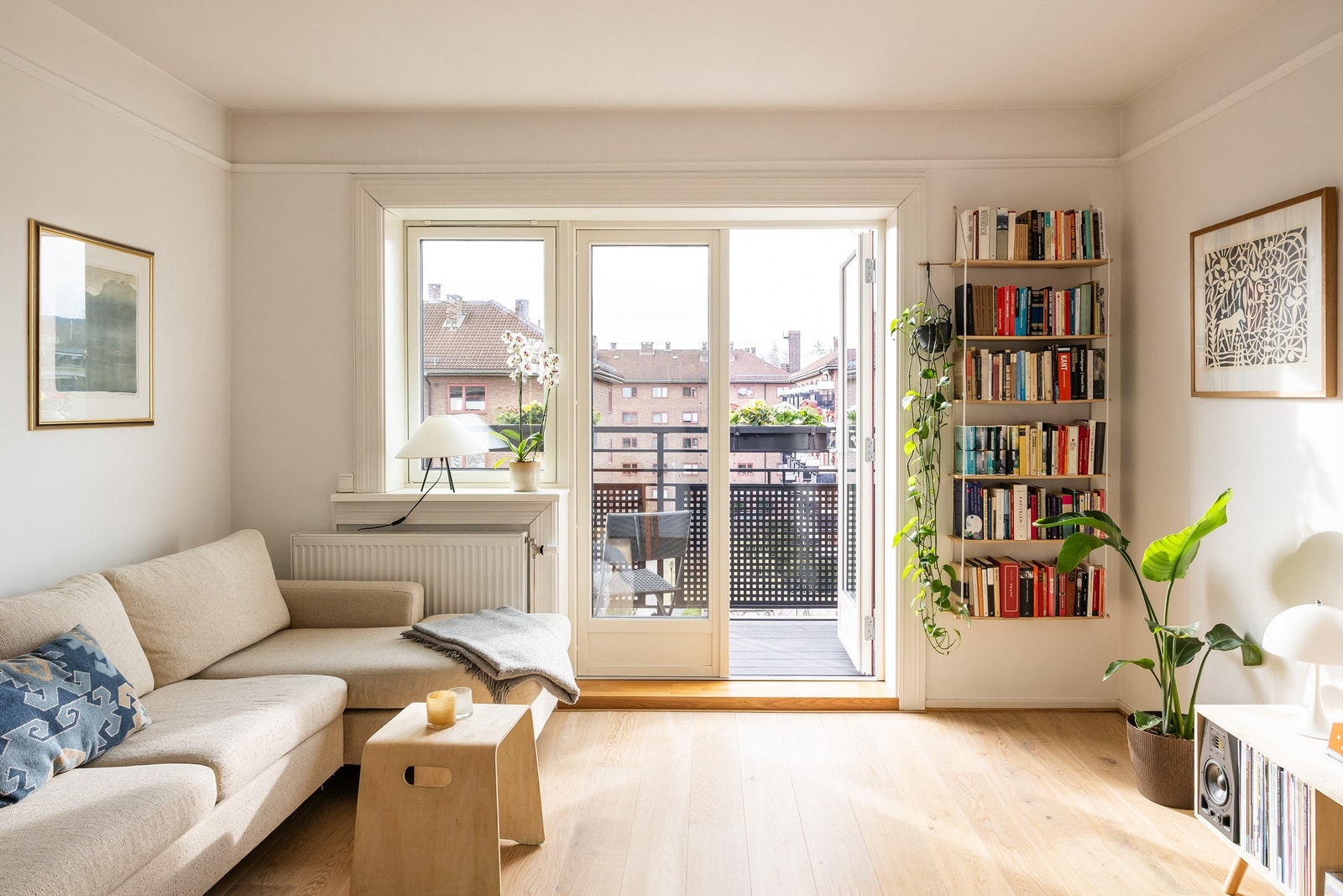 Balkongen er en forlengelse på oppholdsrommet med doble dører. Galleribilde