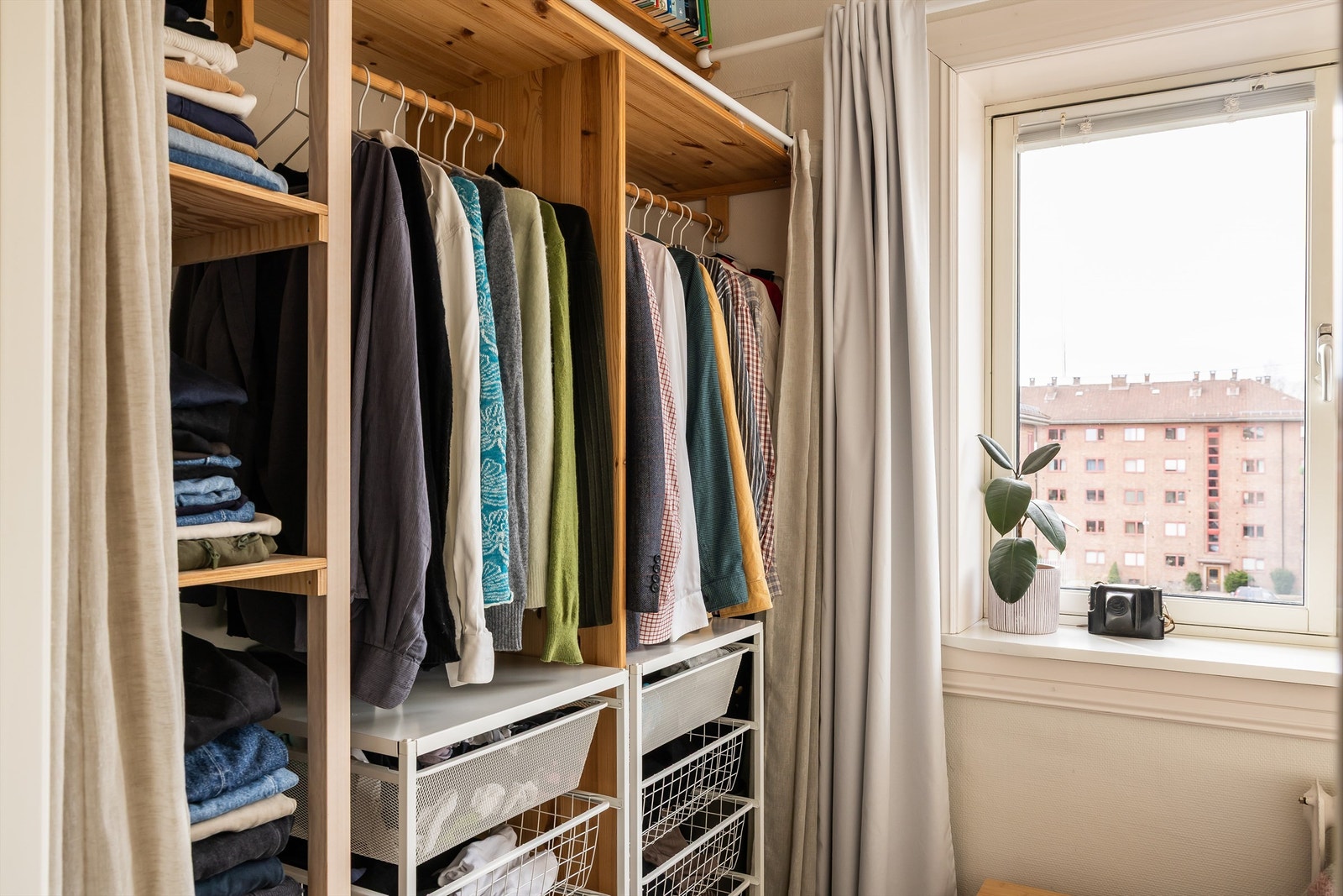 Oppbevaring til klær og annet som kan lukkes igjen med gardiner. Galleribilde