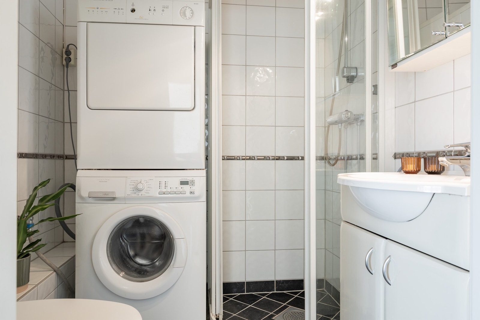 Pent flislagt baderom med god plass til dusjsone, toalett, servant og vaskemaskin. Galleribilde