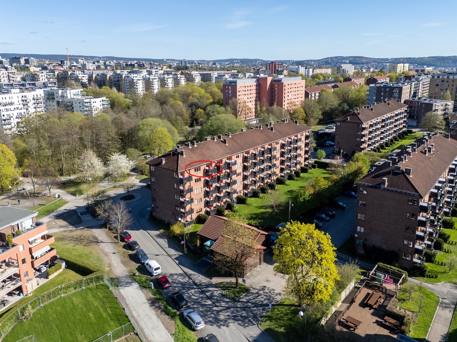 Den vestvendte leiligheten ligger luftig til i øverste etasje. Galleribilde