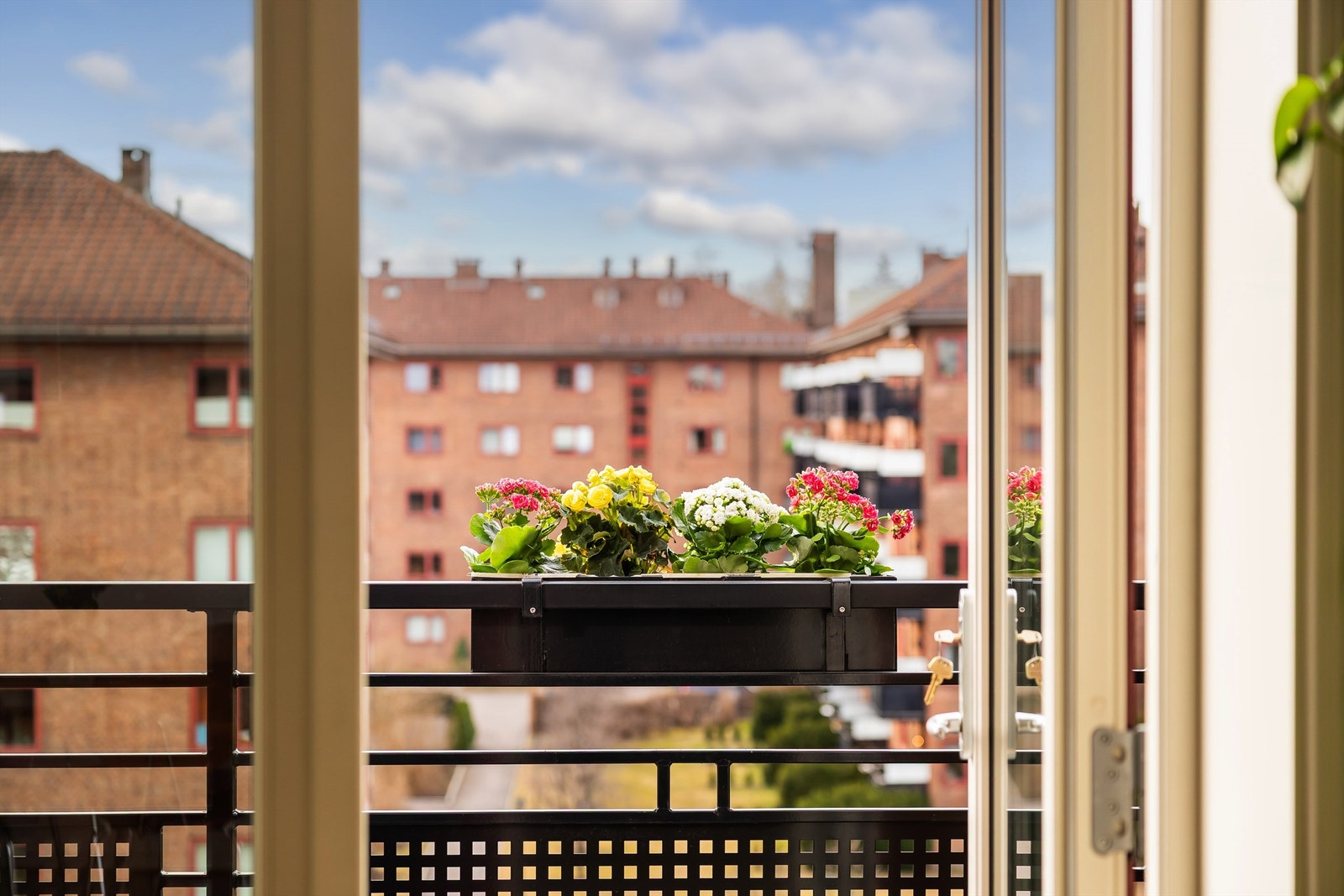 Fra stuen er det adkomst til solrik balkong. Galleribilde