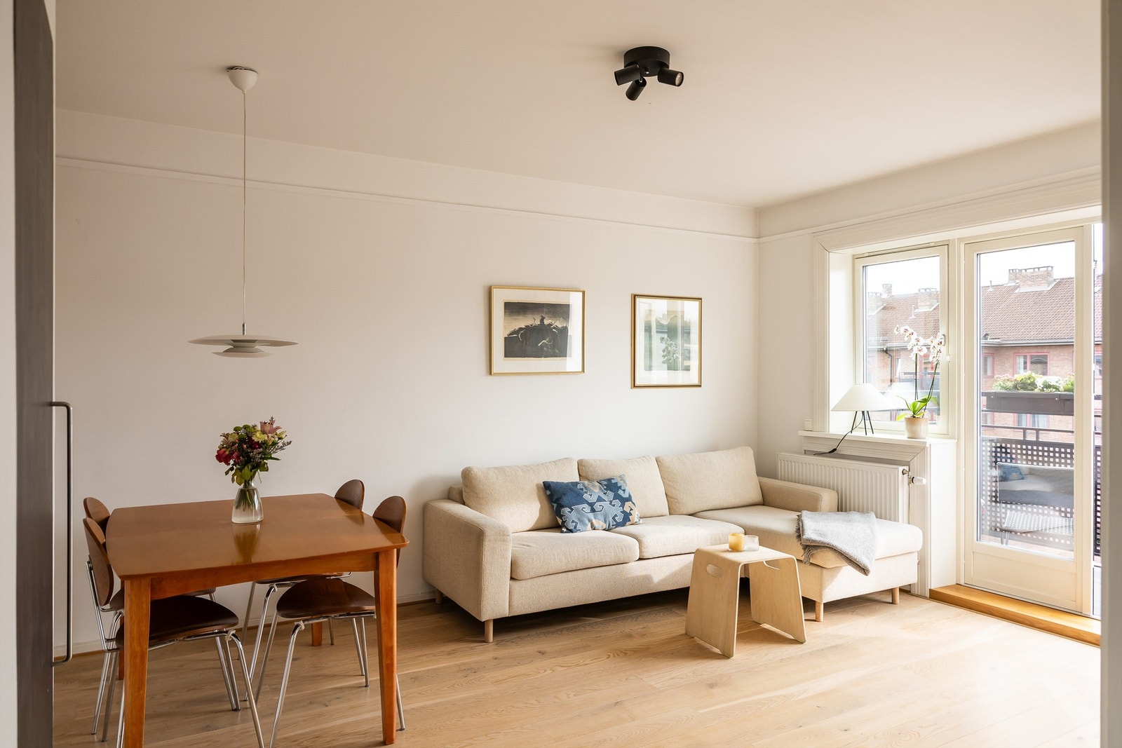 God plass til spisestue og sofagruppe i stuen. Galleribilde