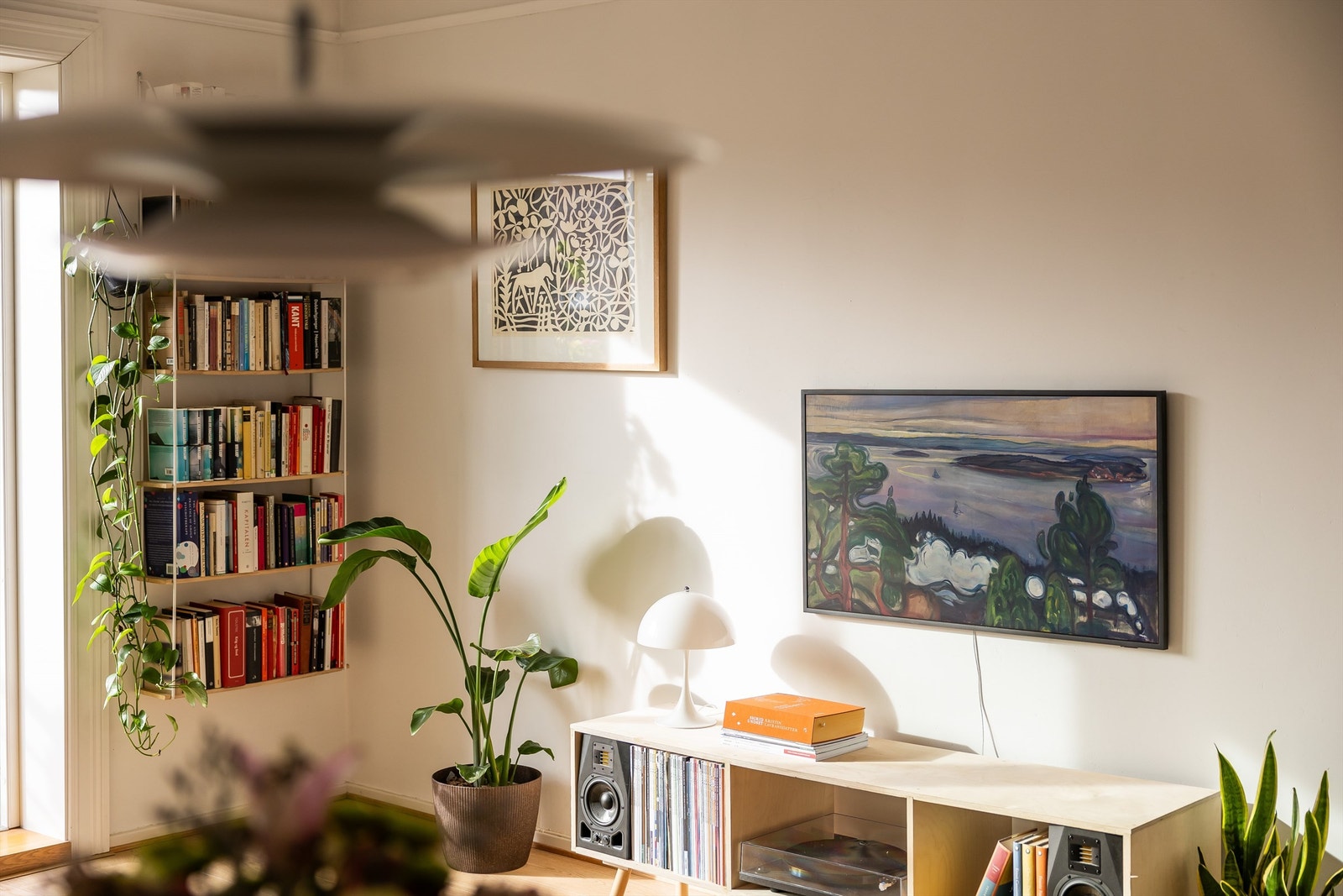 Lys og innbydende atmosfære i stuen som passer de fleste stiler. Galleribilde