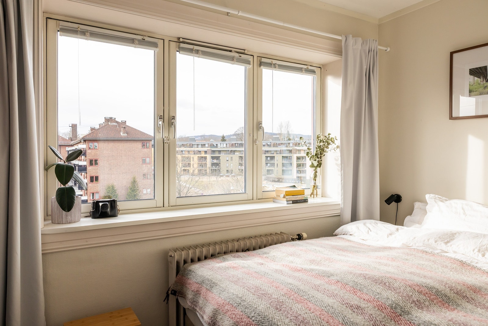 Store vinduer som gir lysinnslipp på soverom. Galleribilde