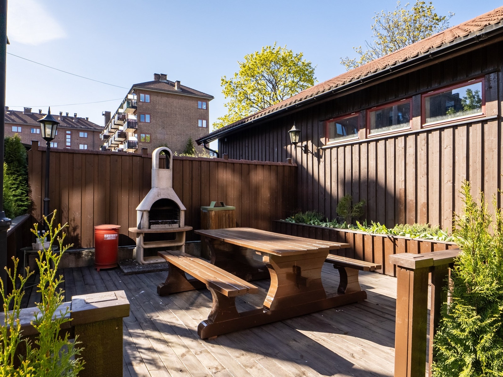 På plenen nedenfor leiligheten er det en platting, der du kan du ha koselige grillkvelder Galleribilde