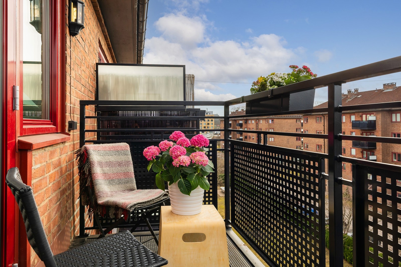 Balkongen er vestvendt og selger informerer om sol fra 14 til solnedgang. Galleribilde