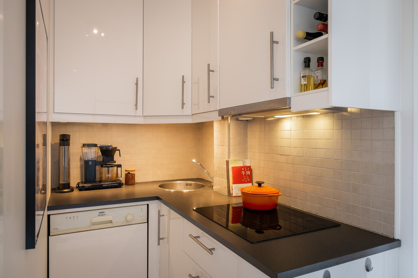 Praktisk kjøkken med god skap- og benkeplass. Galleribilde