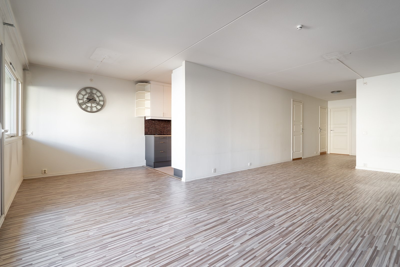 Gulvet har laminat, mens veggene er malt i en kombinasjon av hvit og mørkegrå. Galleribilde