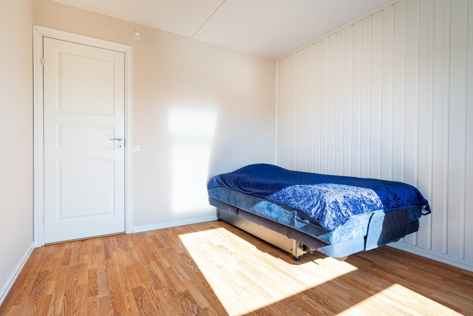 Soverommene har parkettgulv, lysmalte vegger og flott lysinnslipp fra store vinduer. Galleribilde