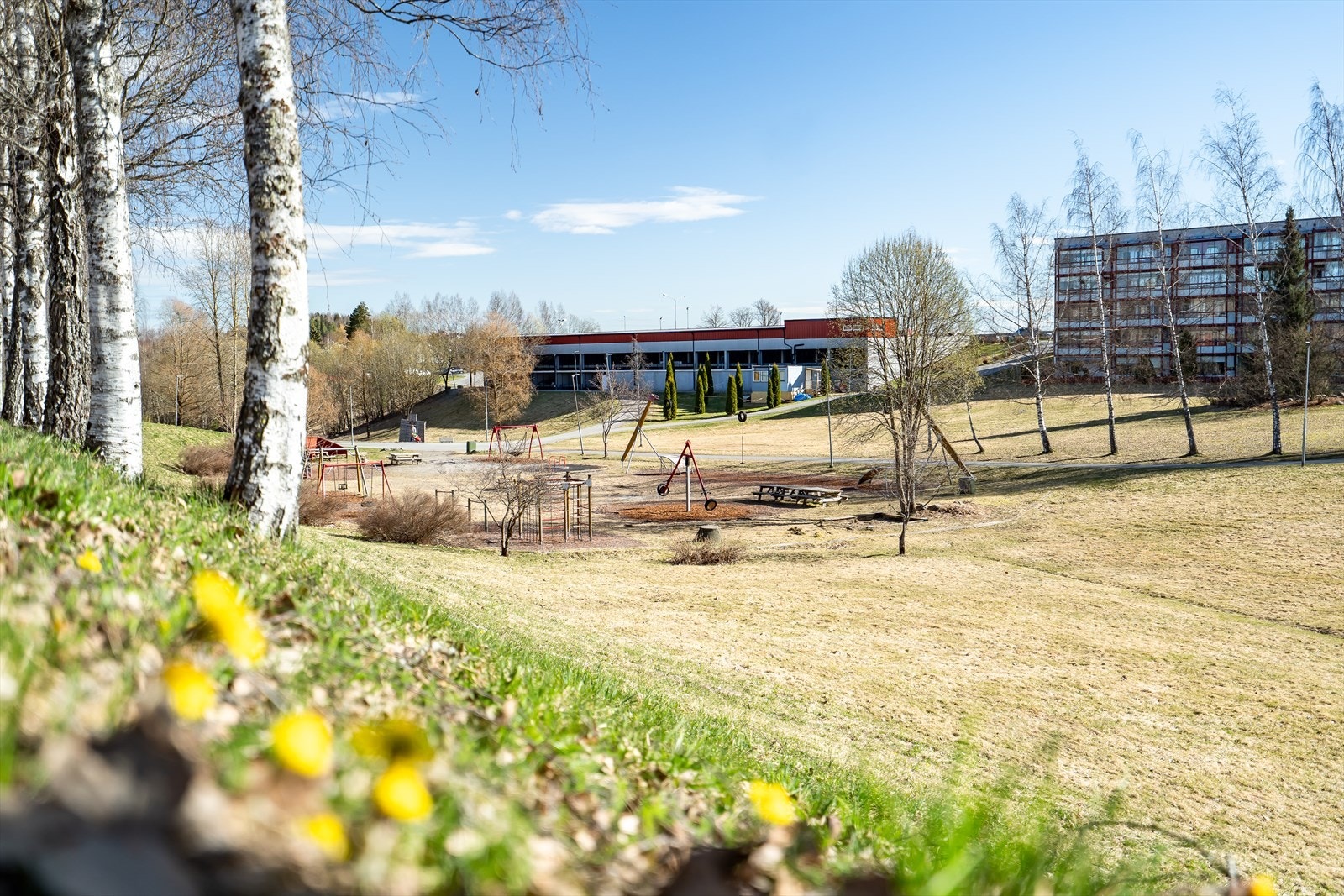 Her er det flotte grøntområder og to store lekeplasser med masse apparater, samt piknikbord. Galleribilde