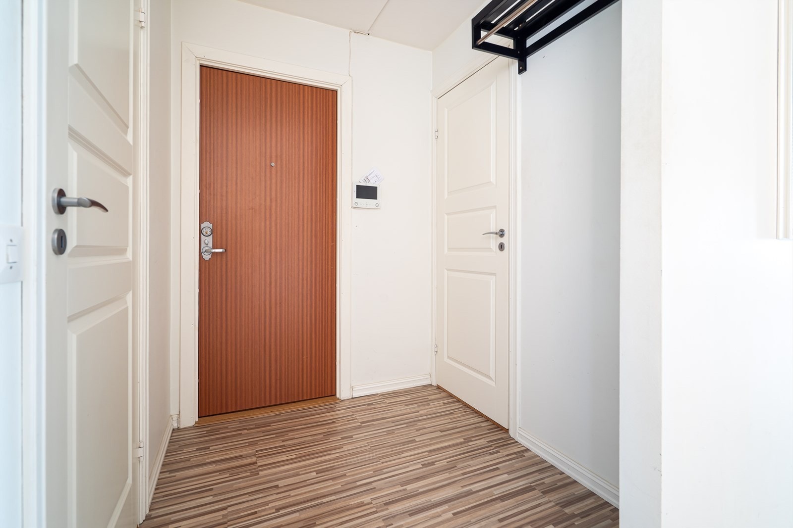 Leiligheten har inngang fra felles trappegang til en entré med klesoppheng og plass til garderobeskap. Galleribilde