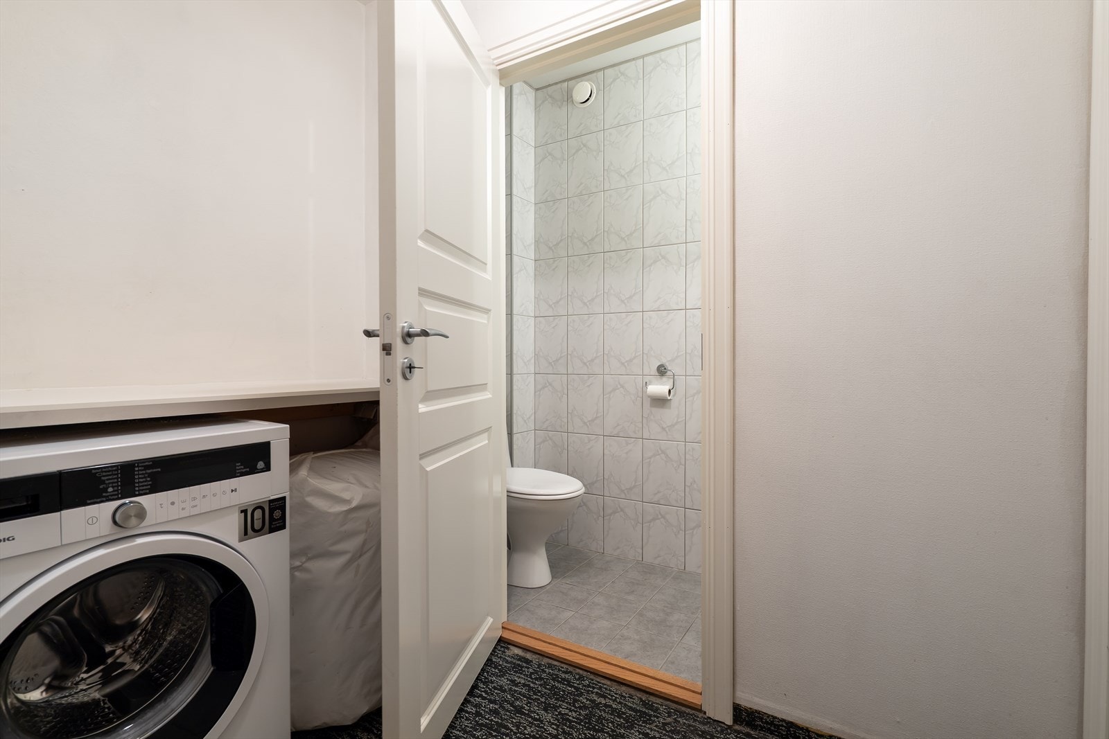 Toalettrommet ligger vegg-i-vegg med badet og har adkomst via vaskerommet. Galleribilde