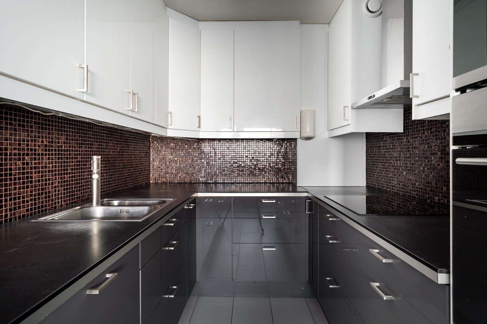 Kjøkkenet er utstyrt med oppvaskkum og integrerte hvitevarer i form av stekeovn, kombiovn, koketopp, ventilator, oppvaskmaskin og kjøleskap. Galleribilde