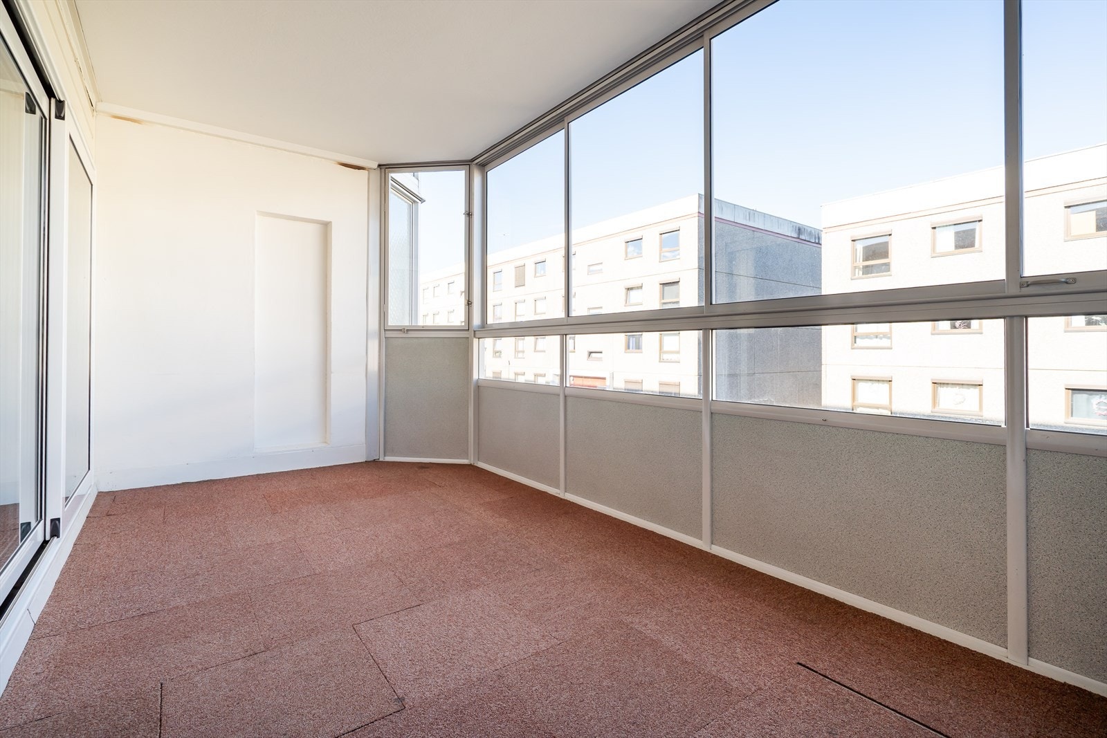 Leiligheten har en innglasset balkong på ca. 14 kvm. Galleribilde