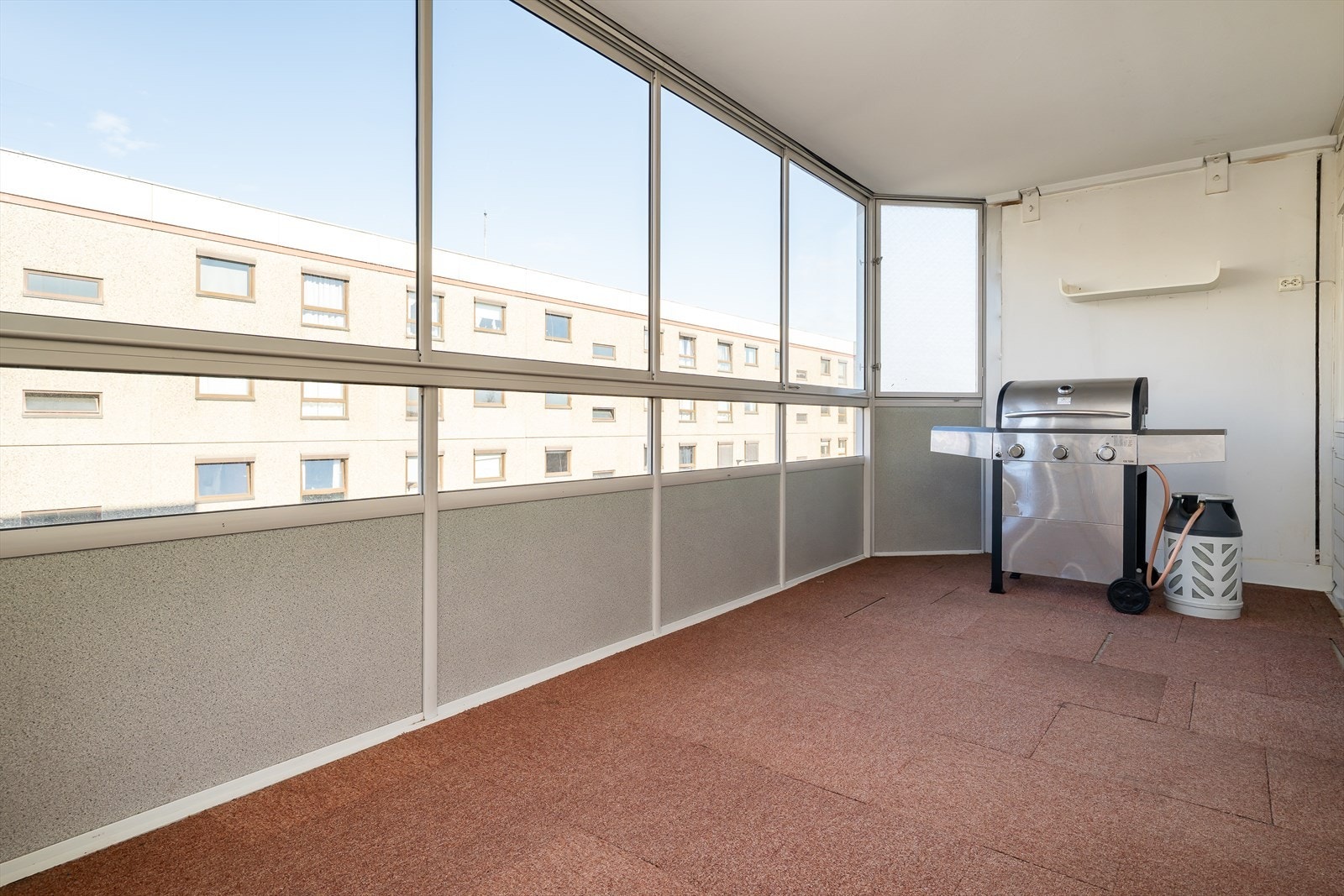 Balkongen har god plass for møblering og innbyr til sosial hygge gjennom store deler av året. Galleribilde