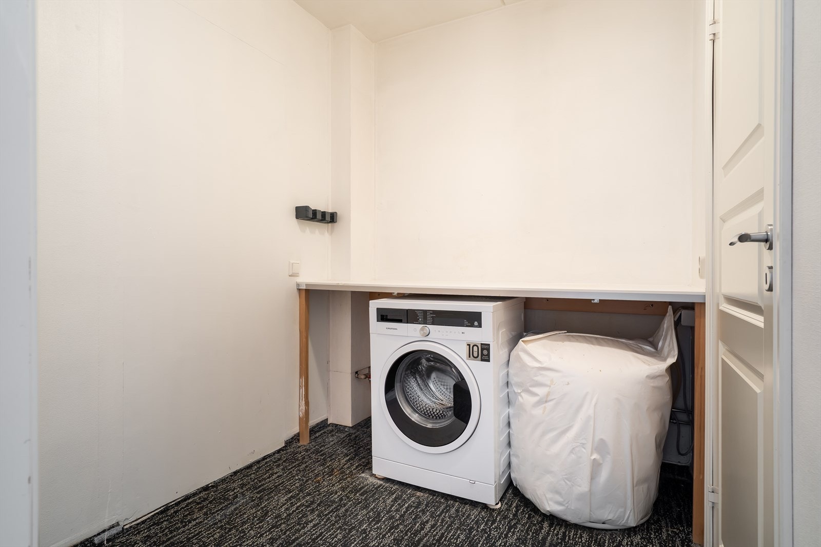 Vaskerommet er enkelt innredet med benkeplate langs den ene veggen. Galleribilde