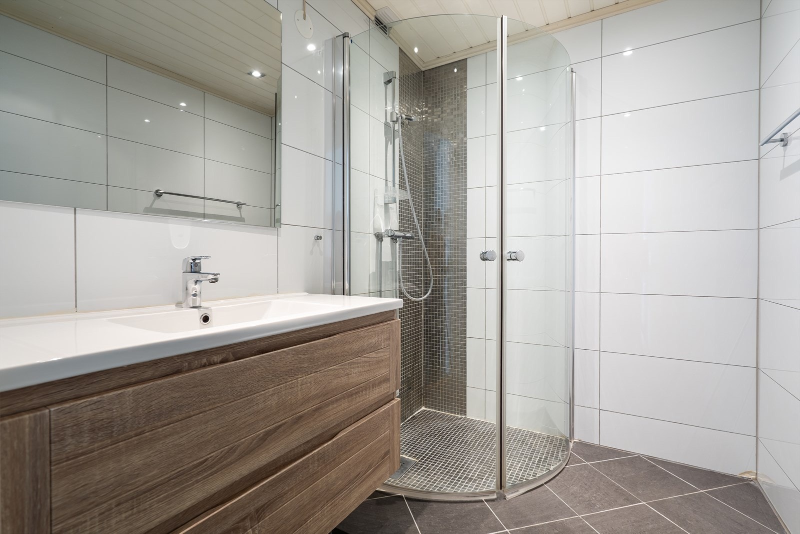 Leiligheten har bad, vaskerom og toalettrom Galleribilde