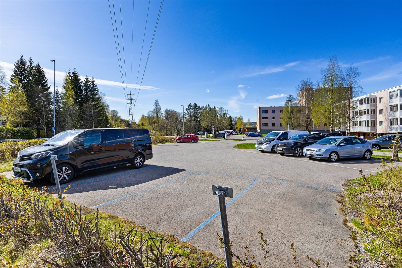 Alle leiligheter disponerer 1 stk. uteparkeringsplass merket tilsvarende andelsnummer. Denne er inkludert i felleskostnader. Galleribilde