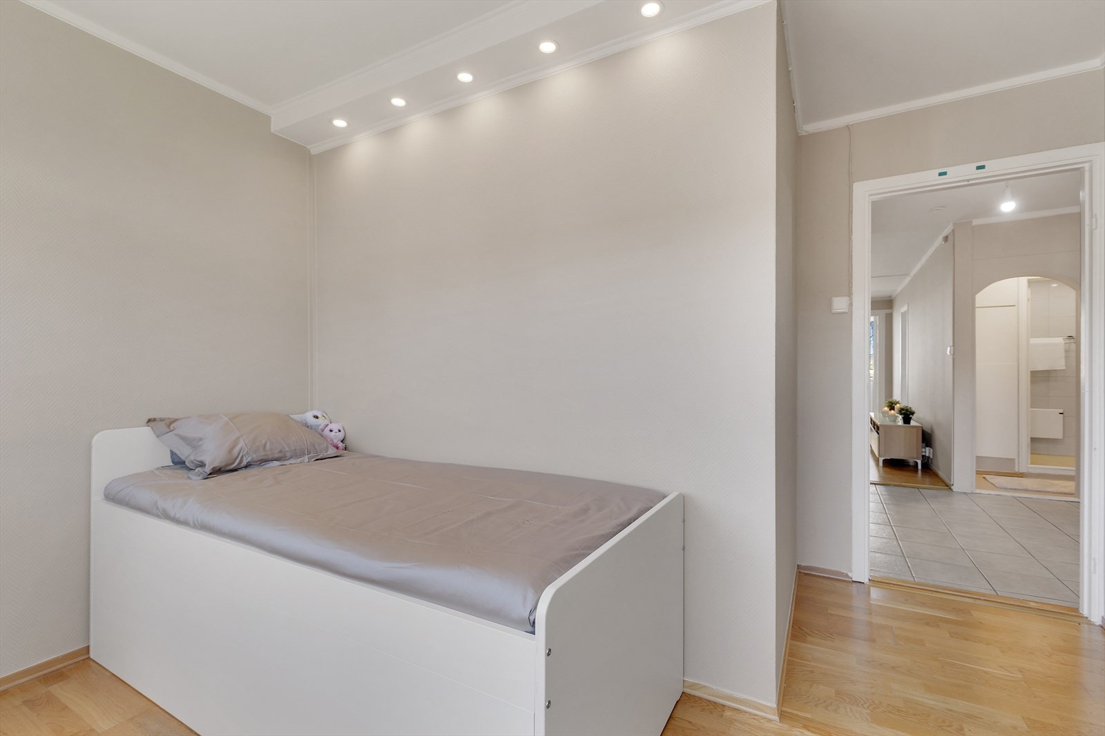 Downlights i taket, nymalt himling og vegger (2025), og parkett på gulvet. Galleribilde
