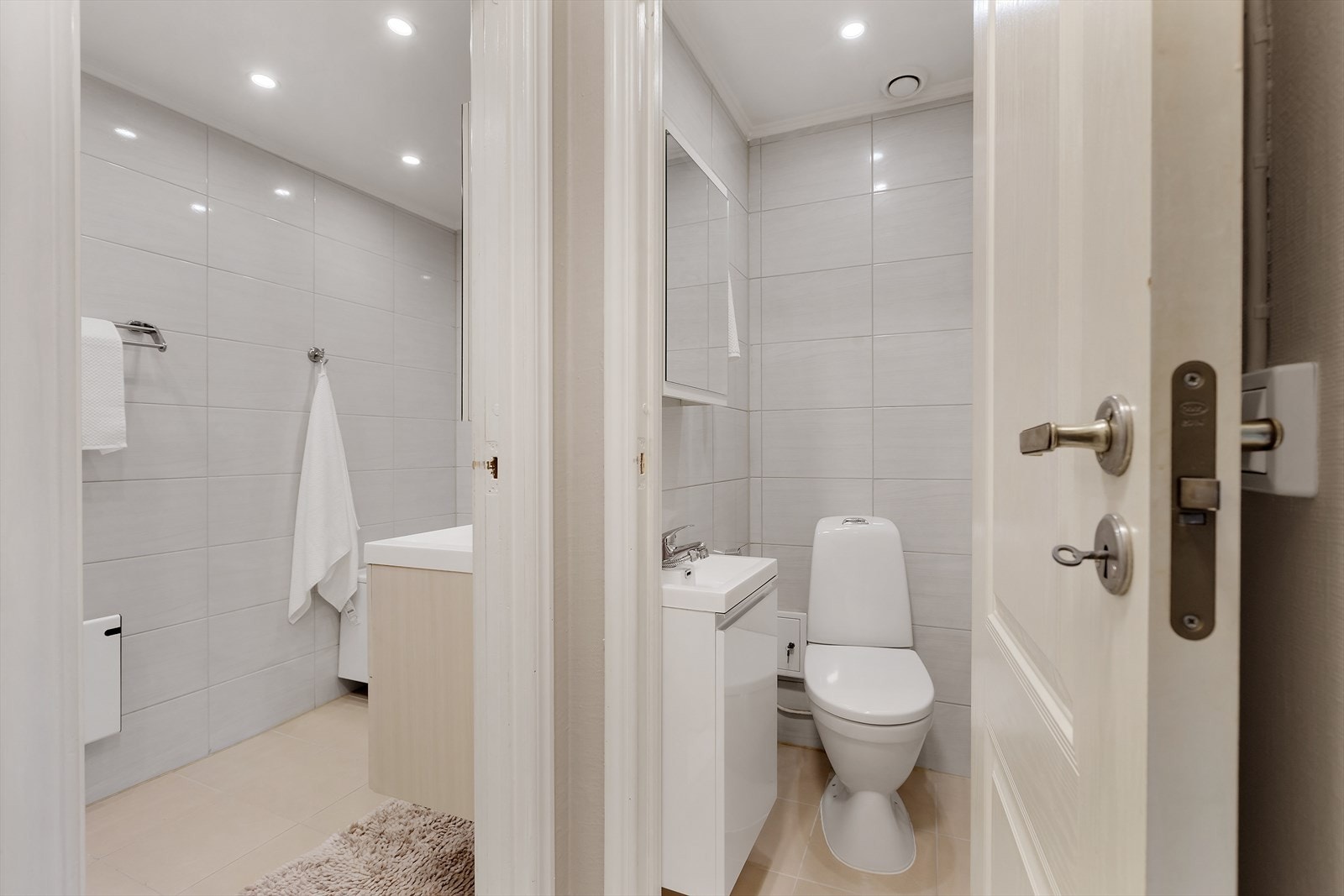 Lekkert flislagt bad og separat wc Galleribilde