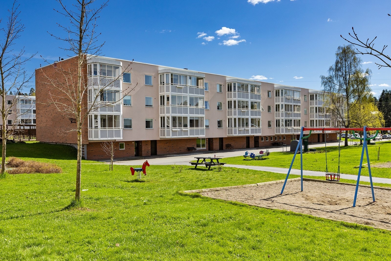 Løvenstadvegen 4C er en koselig leilighet beliggende i et sentralt område på Løvenstad. Leiligheten ligger med nærhet til både matbutikk, marka og kollektivtransport som enkelt tar deg til både Oslo og Lillestrøm. Galleribilde