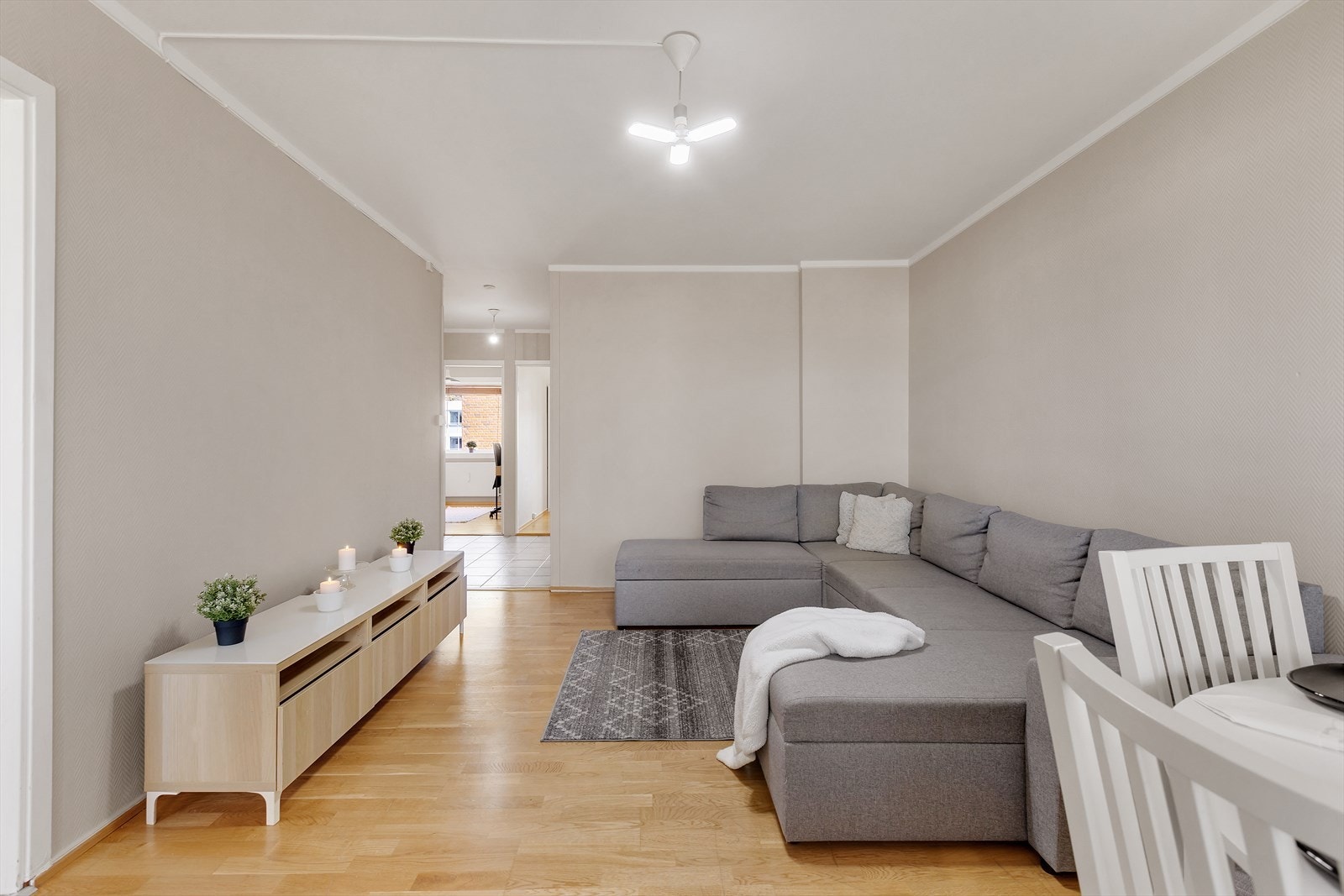 Nymalt himling og vegger (2025) Galleribilde