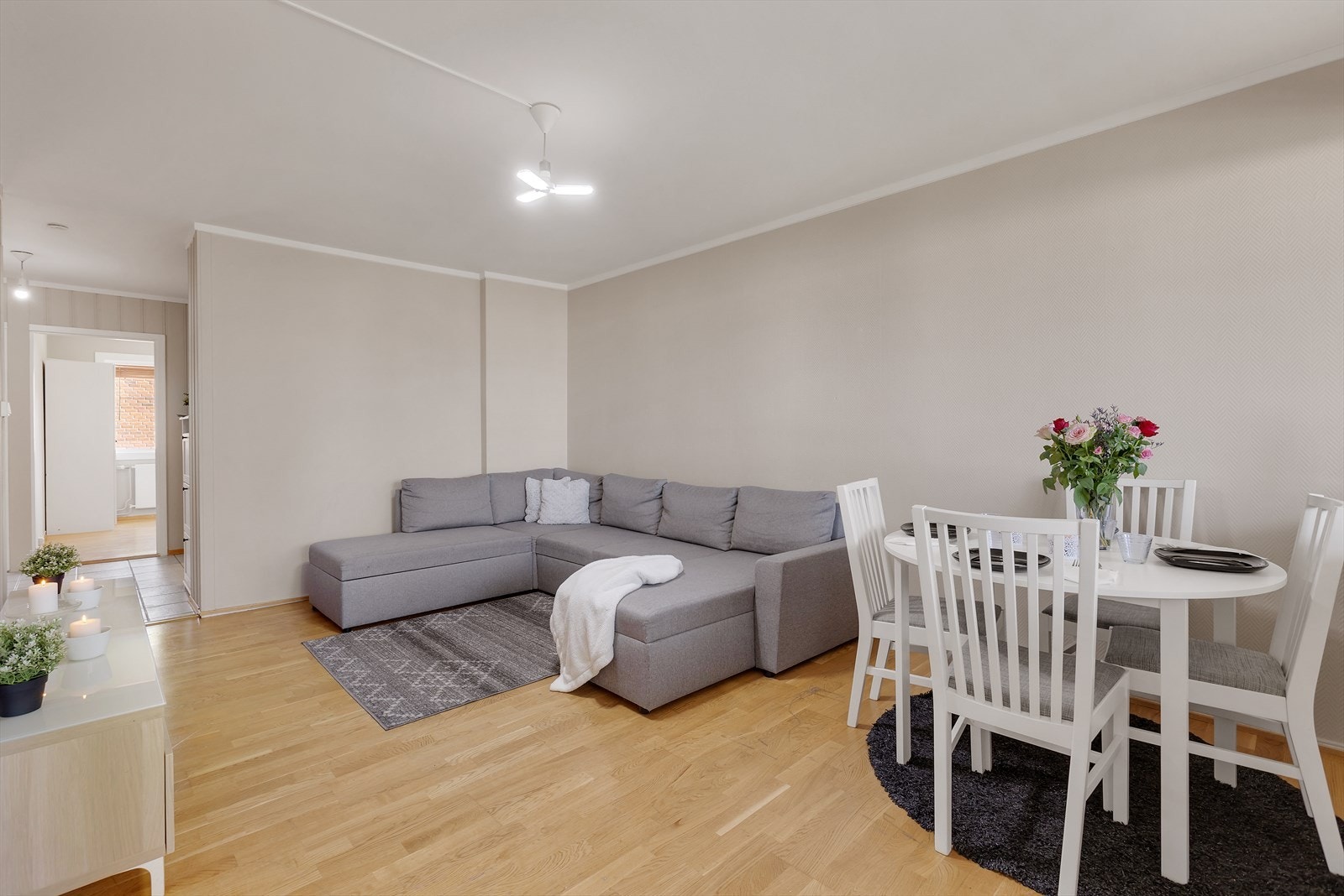 Romslig med plass til sofagruppe og spiseplass. Galleribilde