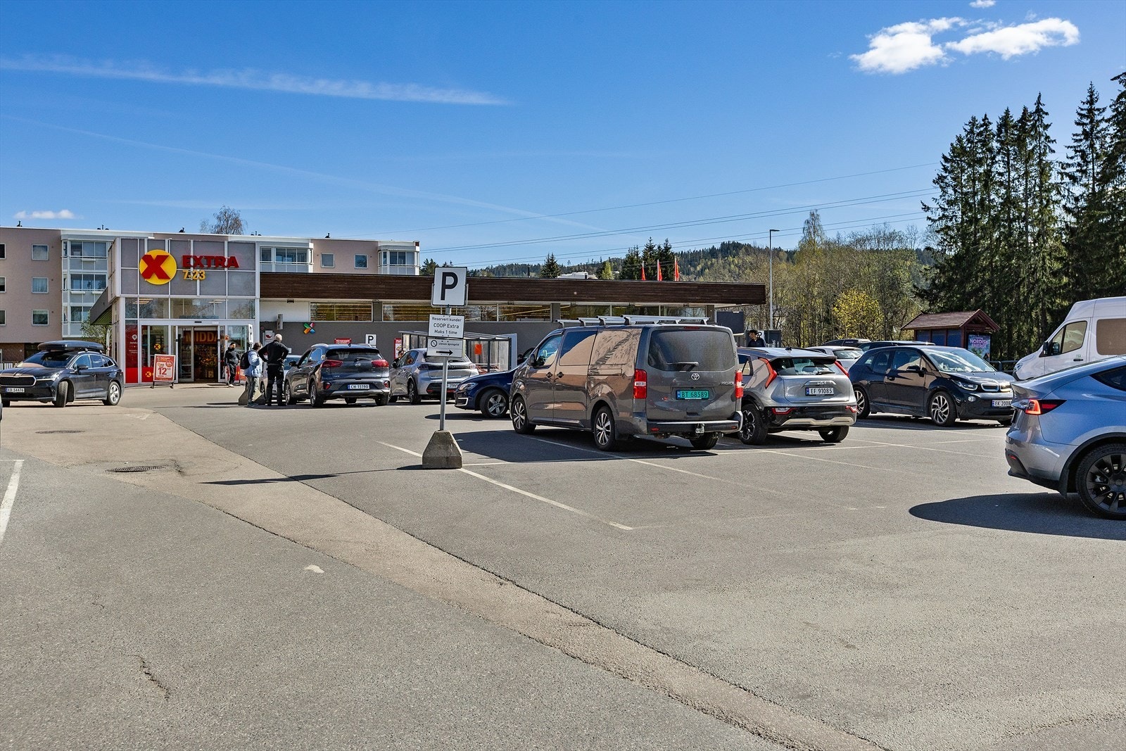 Dagligvarehandelen kan blant annet gjøres på Coop Ekstra på Løvenstadtorget. Her finner du også gatekjøkken, postkontor og frisør Galleribilde
