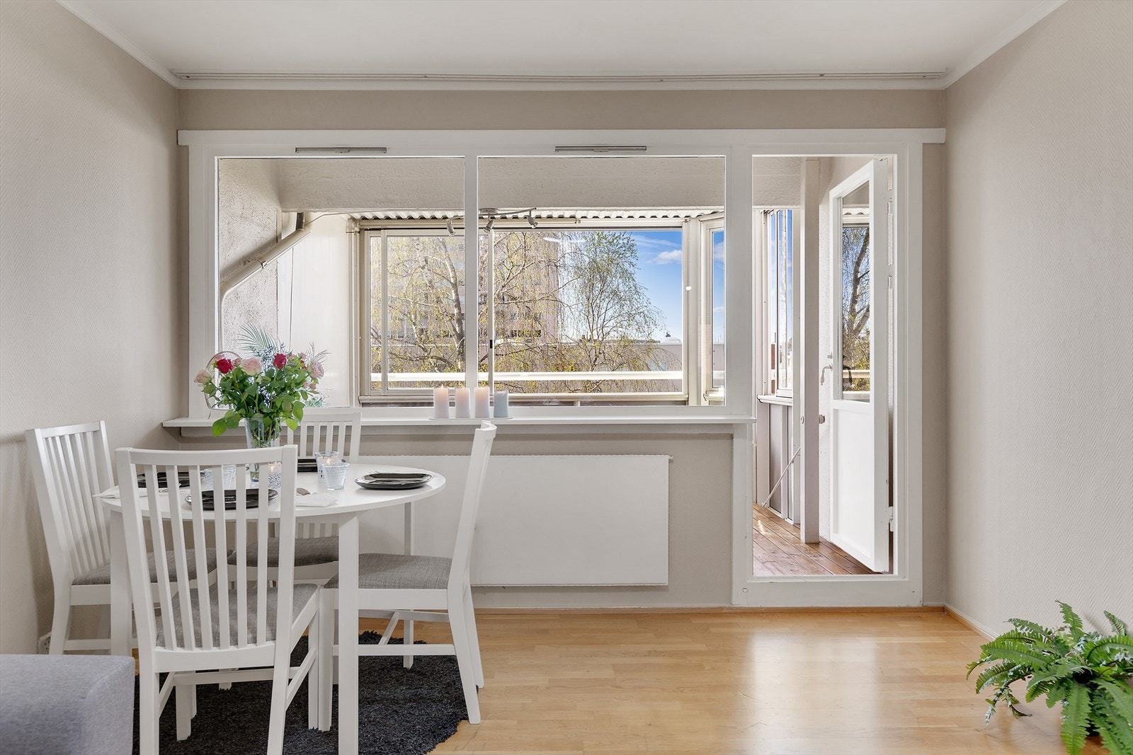 Store vindusflater som gir mye lys og en god romfølelse Galleribilde