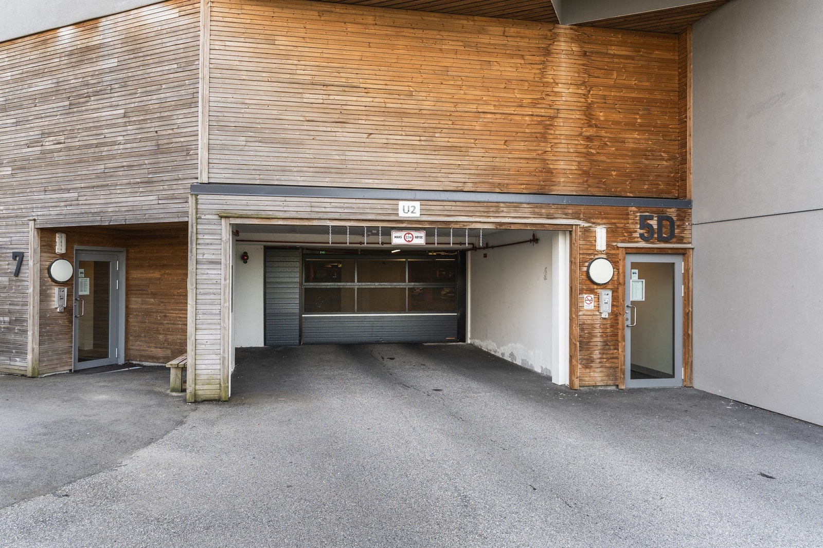 Det medfølger garasjeplass med el-billader i lukket anlegg. Det er heis i bygget. Galleribilde
