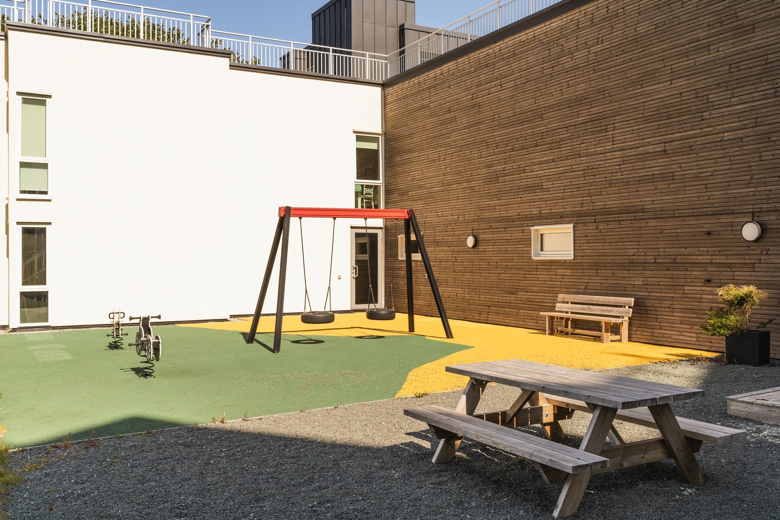 Lekeplass for de minste rett i nærheten. Galleribilde