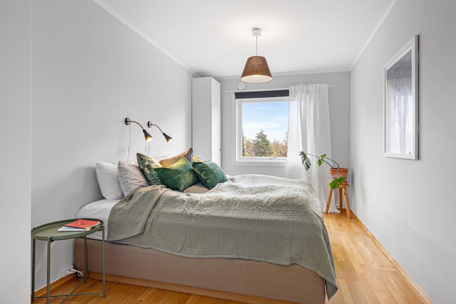 Leiligheten har hele fire gode soverom, alle med inngang fra entreen. Galleribilde