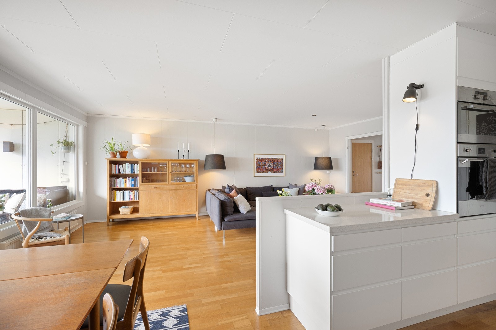 Stuen har et møbleringsvennlig areal med god plass til tv-lounge, spisestue og annet møblement. Galleribilde