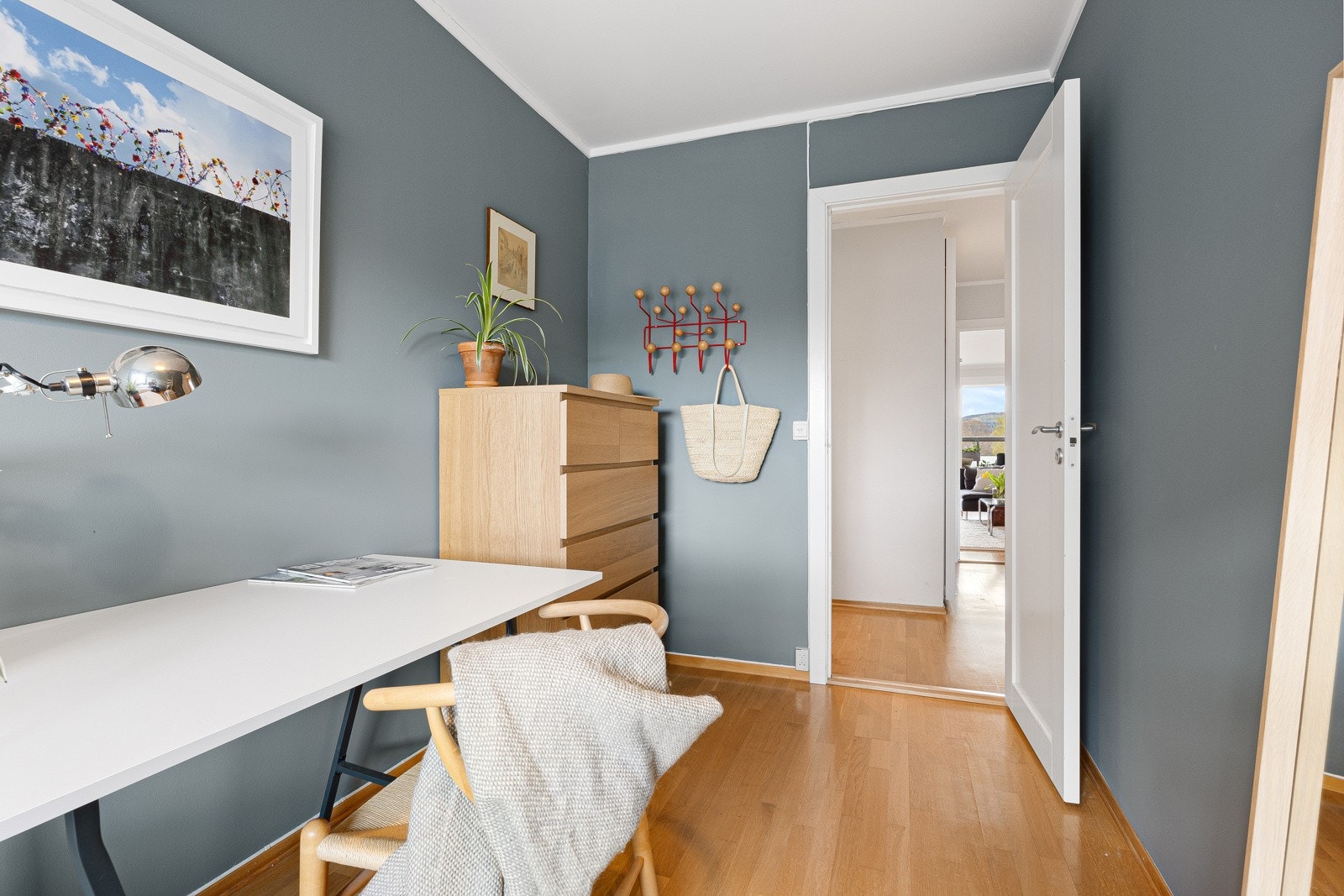 Rommene fremstår som pent ivaretatt og har innerdører fra 2010. Galleribilde