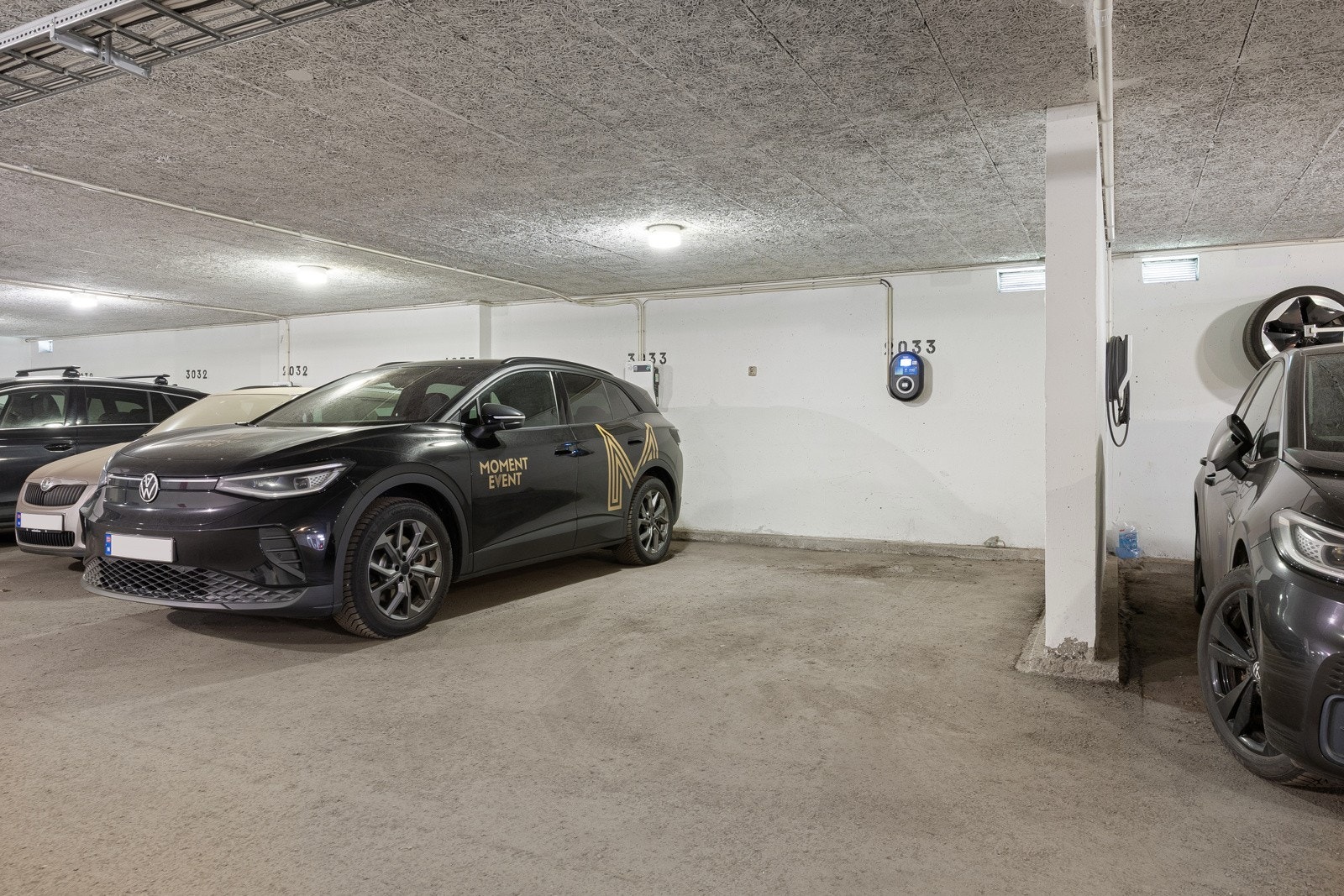 Til leiligheten følger en garasjeplass med nyere elbillader fra 2024. Galleribilde