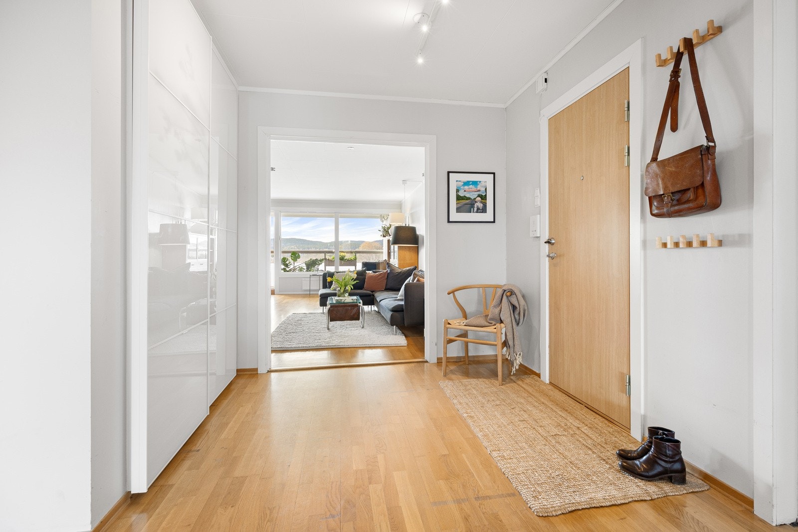 Entreen har en innebygd skyvedørsgarderobe og direkte inngang til en praktisk bod. Galleribilde