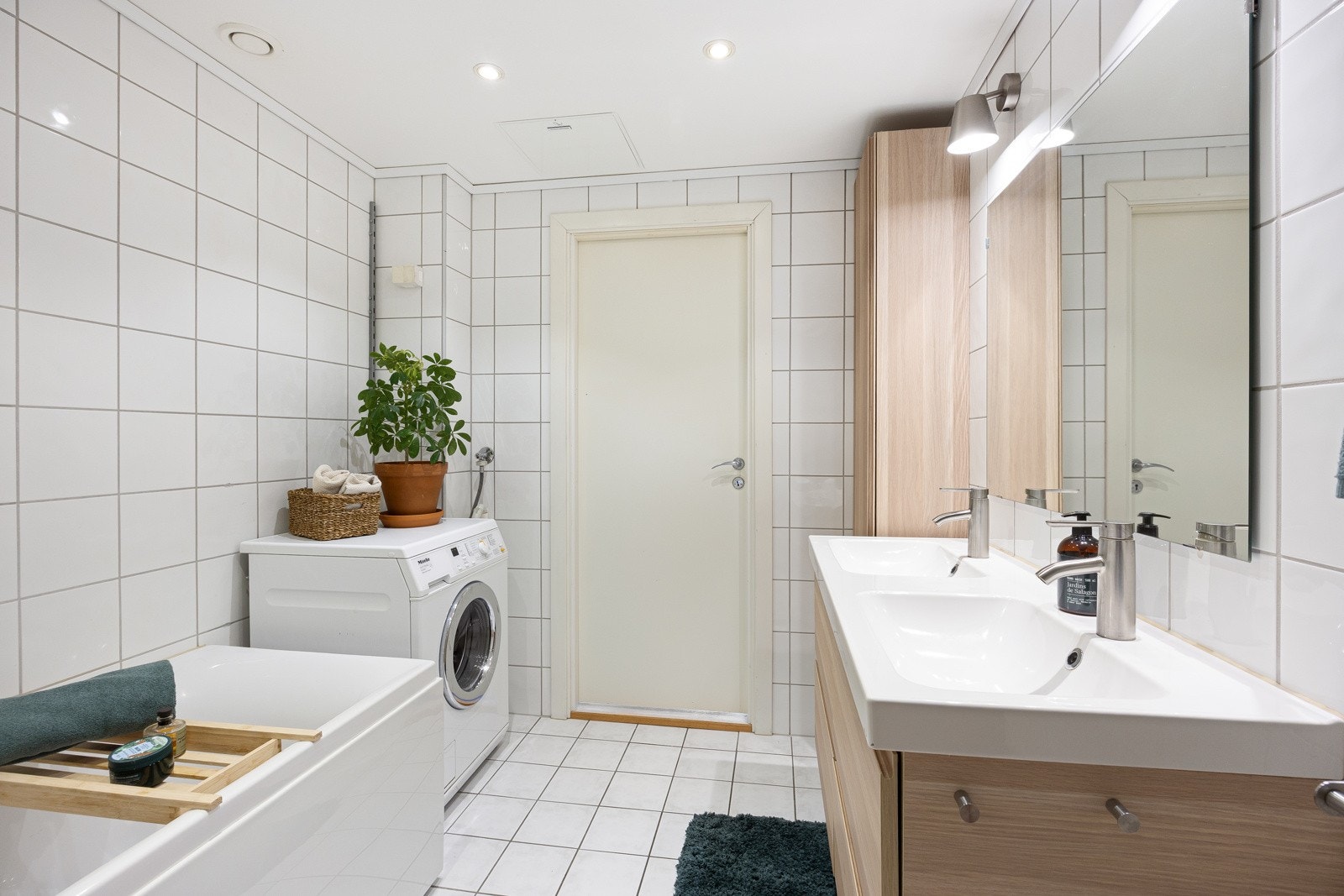 Badet er fra 2005 og ligger smart plassert med adkomst både fra entreen og fra kjøkkenet. Galleribilde