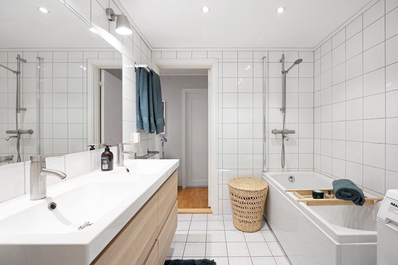 Badet er helfliset med gulvvarme, downlights, dobbelservant, og et badekar til glede for små og store. Galleribilde