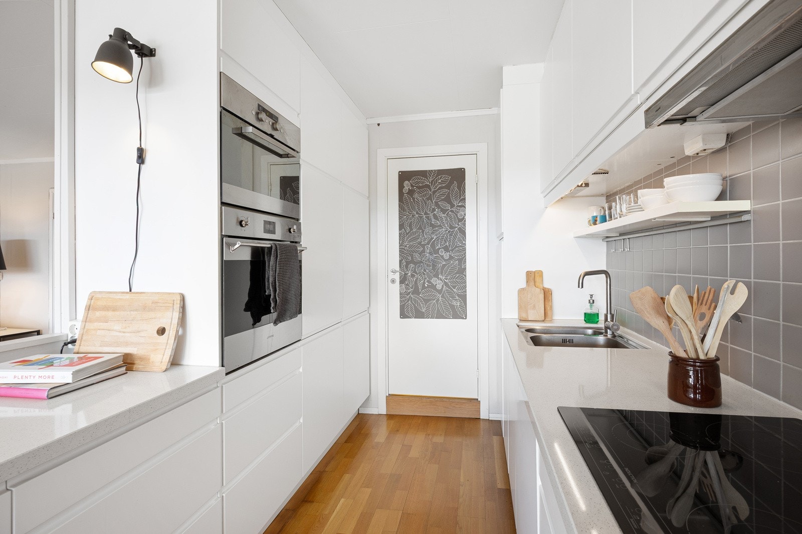 Kjøkkenet fikk ny innredning fra Ikea i 2010, i et stilrent, moderne design med lys benkeplate i kompositt. Kjøkkenet har integrert induksjonstopp, stekeovn, oppvaskmaskin, mikrobølgeovn og kjøl/frys, samt kullfilterventilator. Galleribilde
