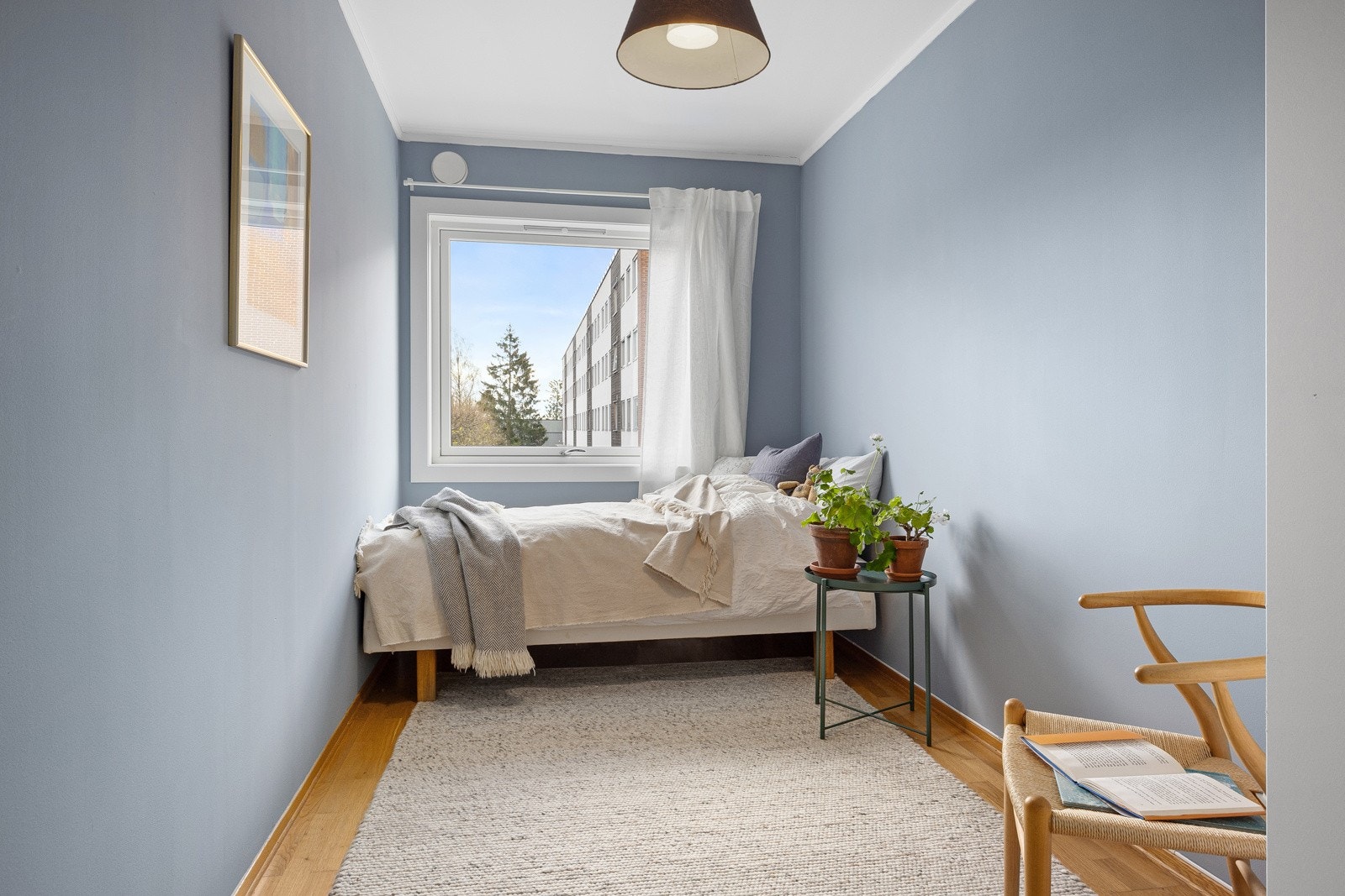 Soverom. Det er garderobeskap i tre soverom, skyvedørsgarderobe og bod i entreen, samt lagringsplass i kjellerbod. Galleribilde