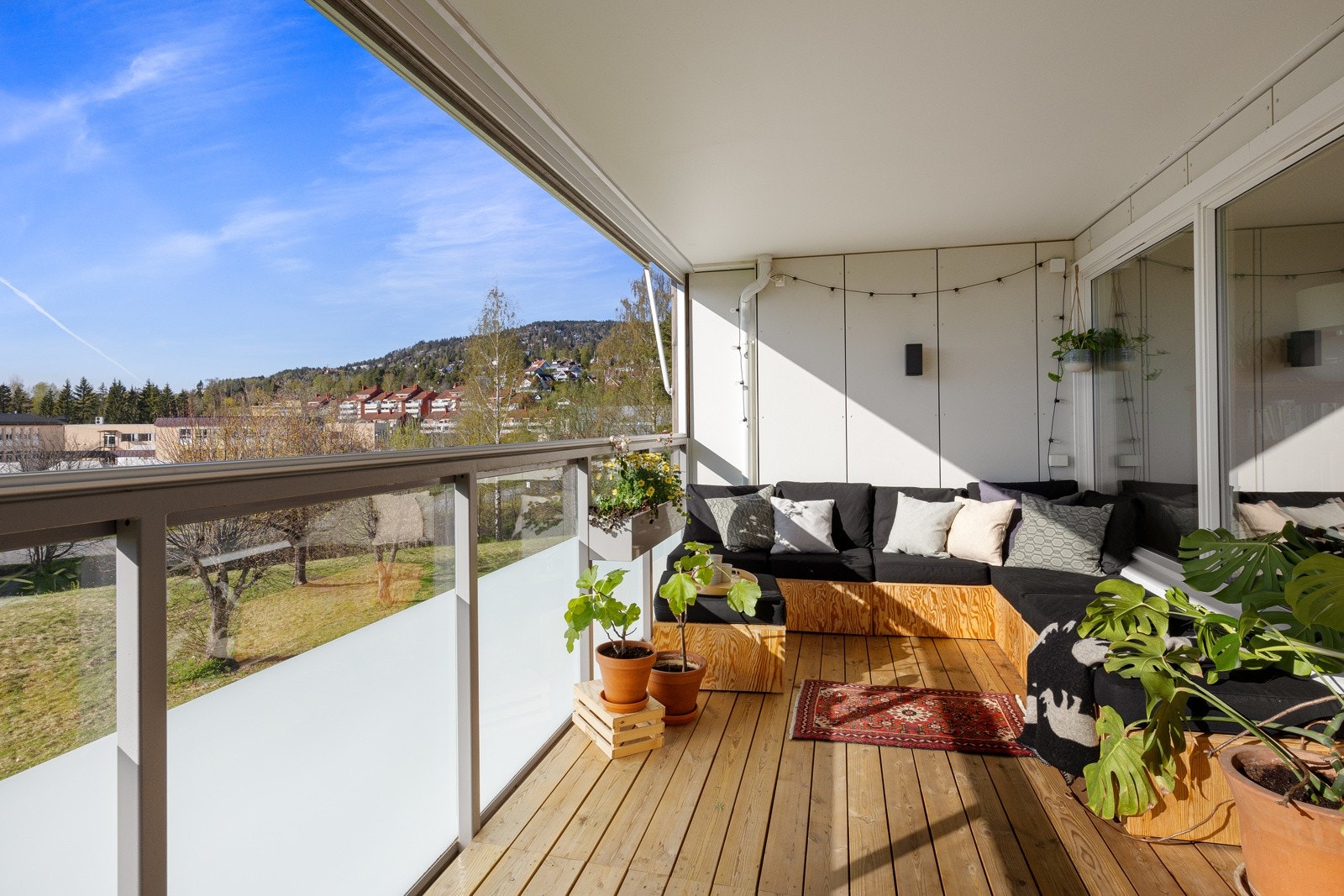 Balkongen ble rehabilitert i 2017 og har innglassing som kan skyves til side for å slippe inn luft på varme dager. Galleribilde