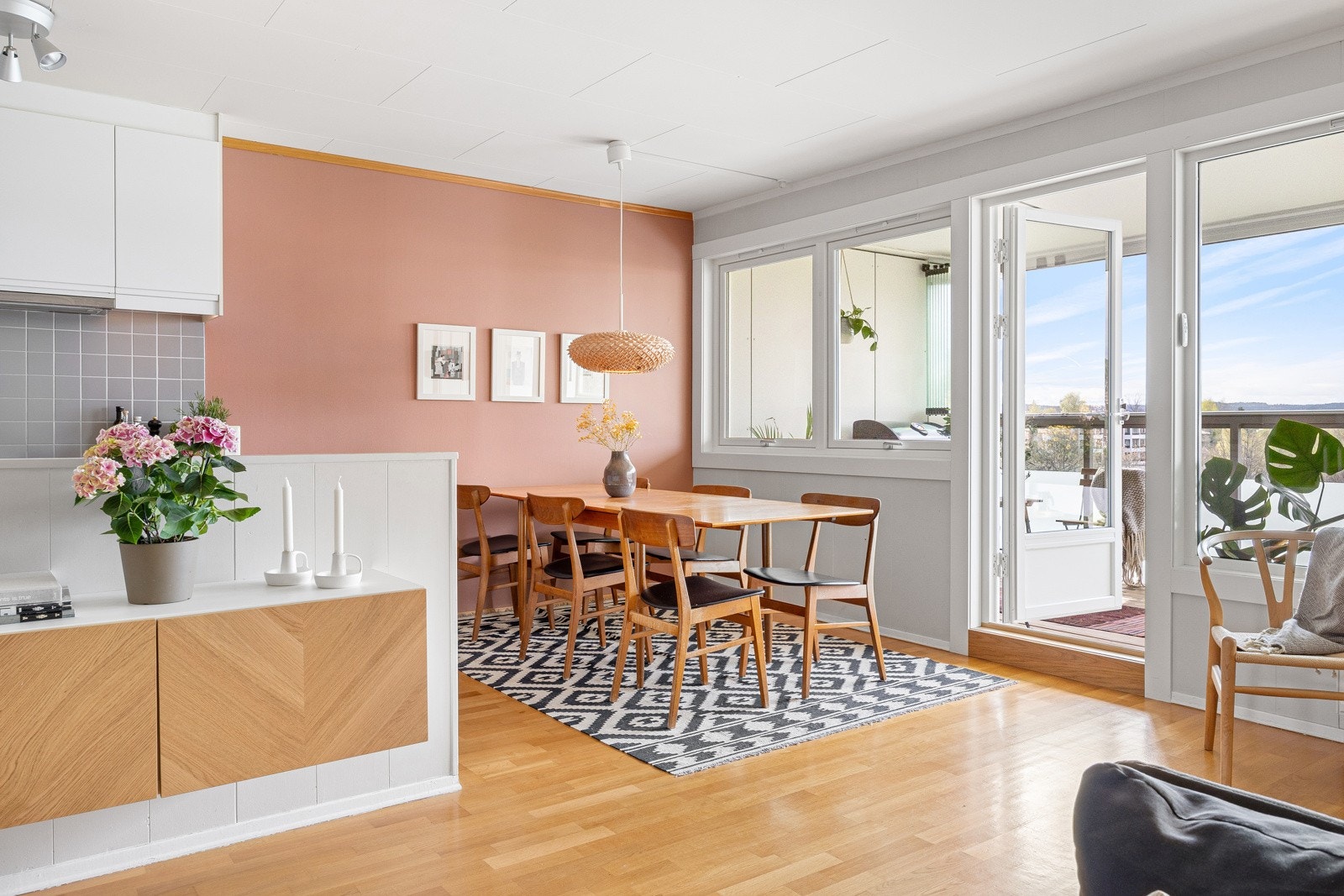 Kjøkkenet er tilbaketrukket fra sofasonen, men åpen mot en romslig spisestuesone. Galleribilde