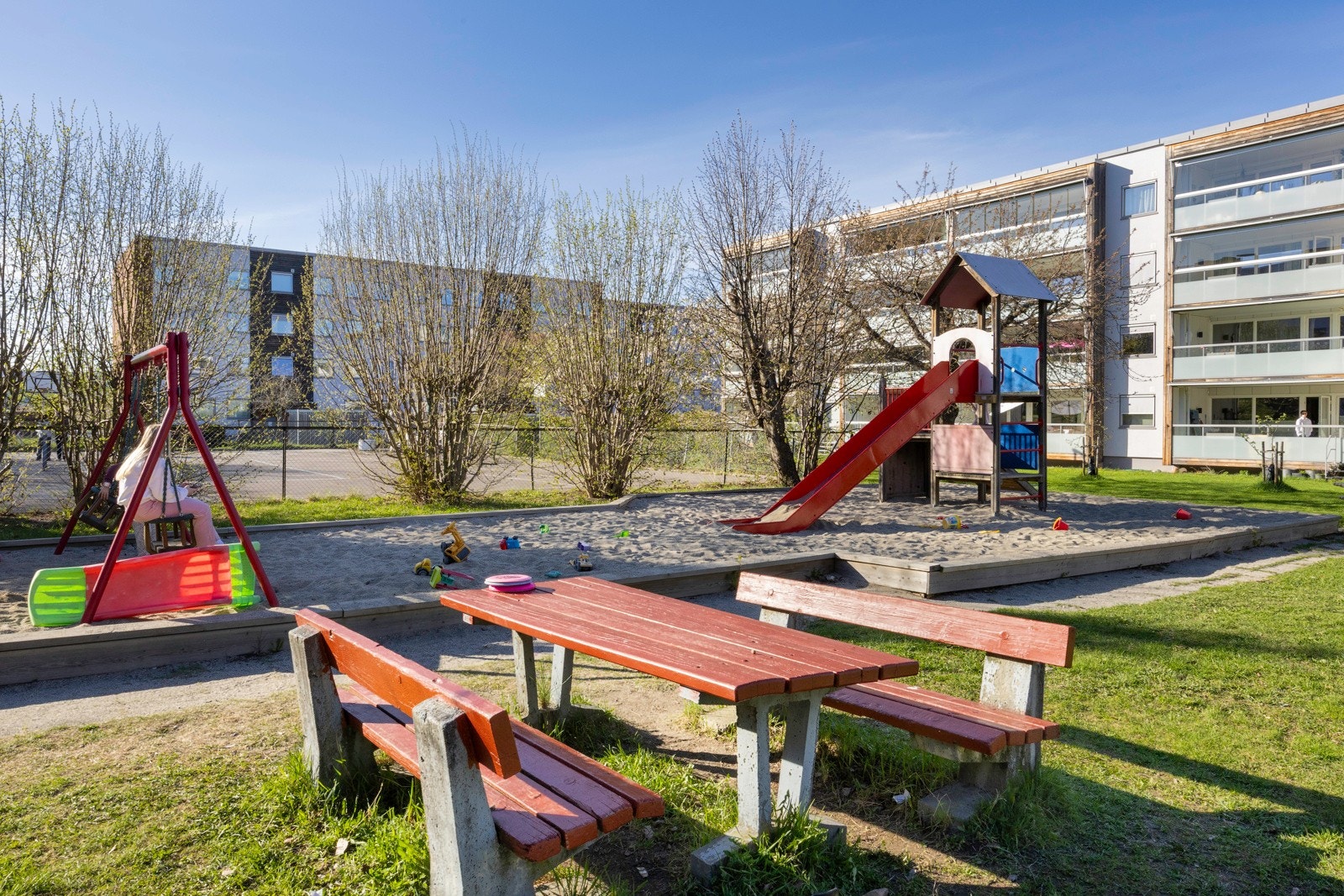 Barnevennlig borettslag med opparbeidet lekeplass og sittegrupper. Galleribilde