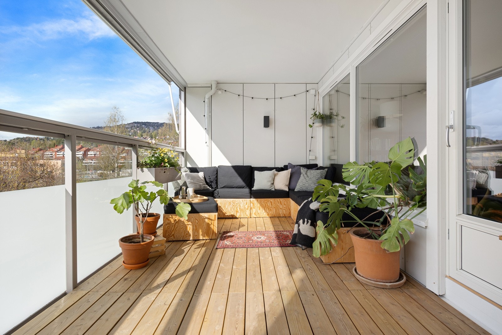 Den store, lune balkongen har god plass til komfortable utemøbler, slik at dagene kan nytes på beste vis. Galleribilde