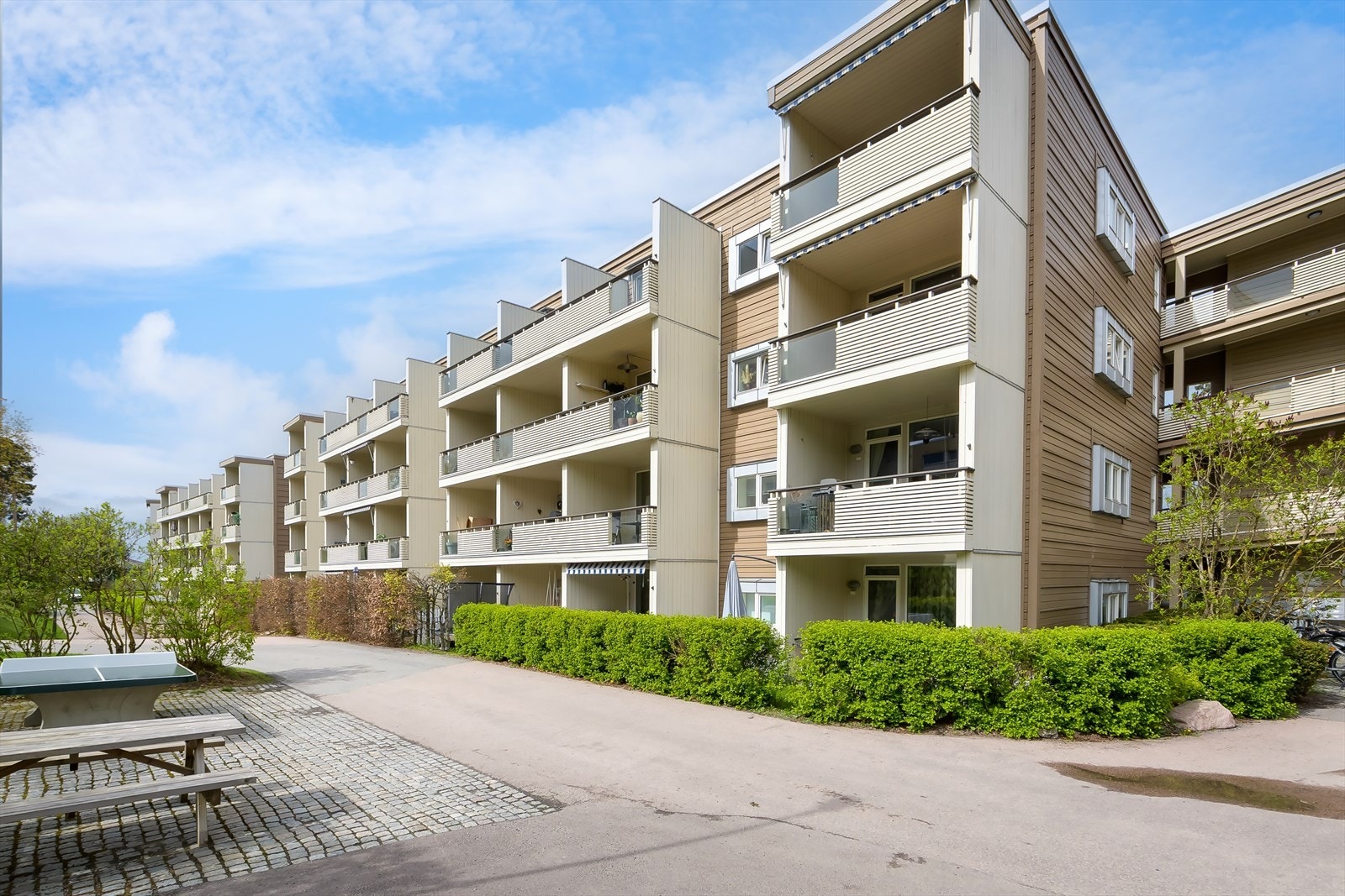 Boligen ligger i et stille og barnevennlig boligområde uten gjennomgangstrafikk. Galleribilde